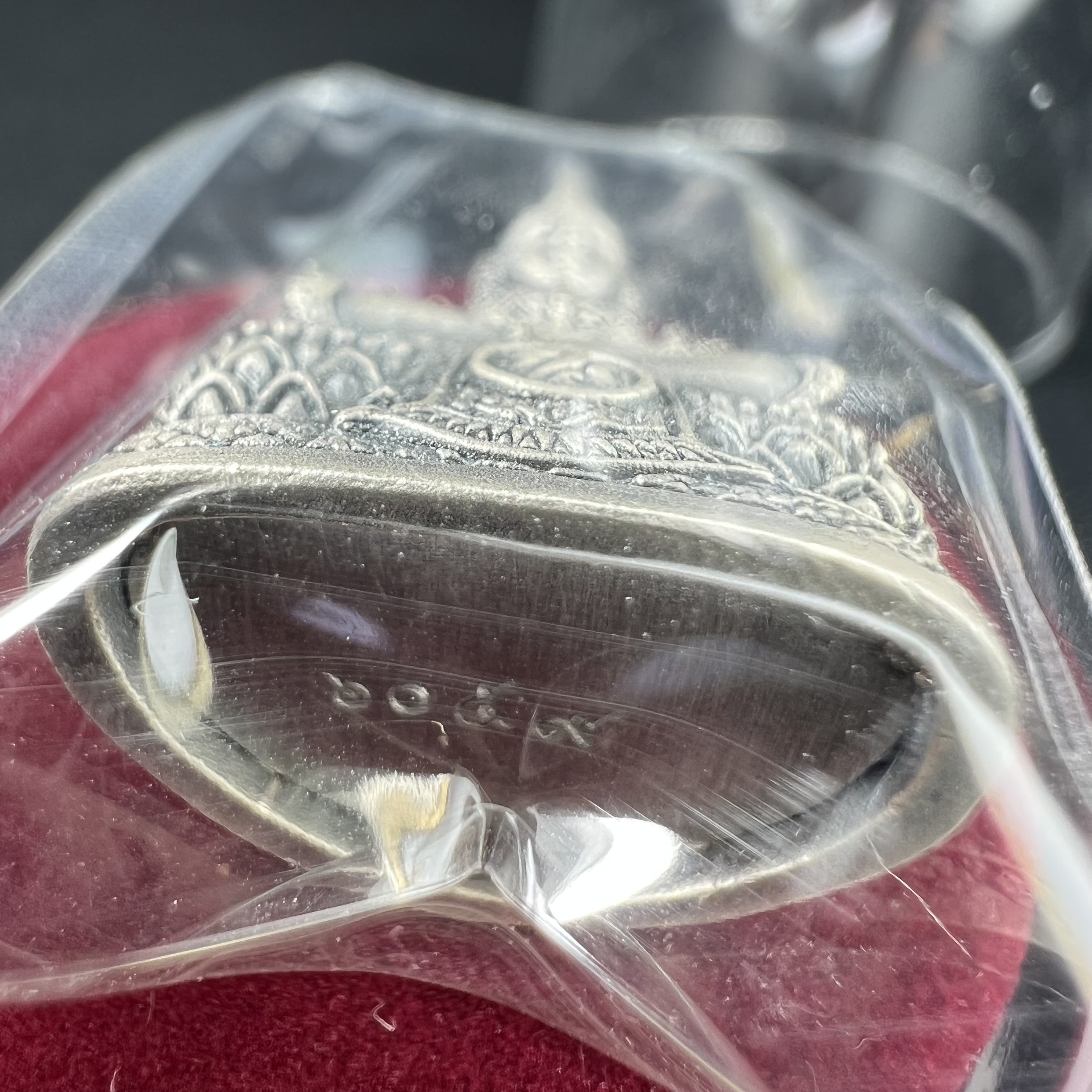 พระแก้วมรกต ภปร.(รุ่นแรก) ปี2545 รุ่นฉลองกรุงรัตนโกสินทร์ครบ 220 ปี พิมพ์ลอยองค์ใหญ่ เนื้ออัลปาก้า ชุบเงินลงดำ ขนาด 19*35 มม. พร้อมครอบตั้งโชว์เดิม องค์พระซีนซองเดิม สวยครบสมบูรณ์