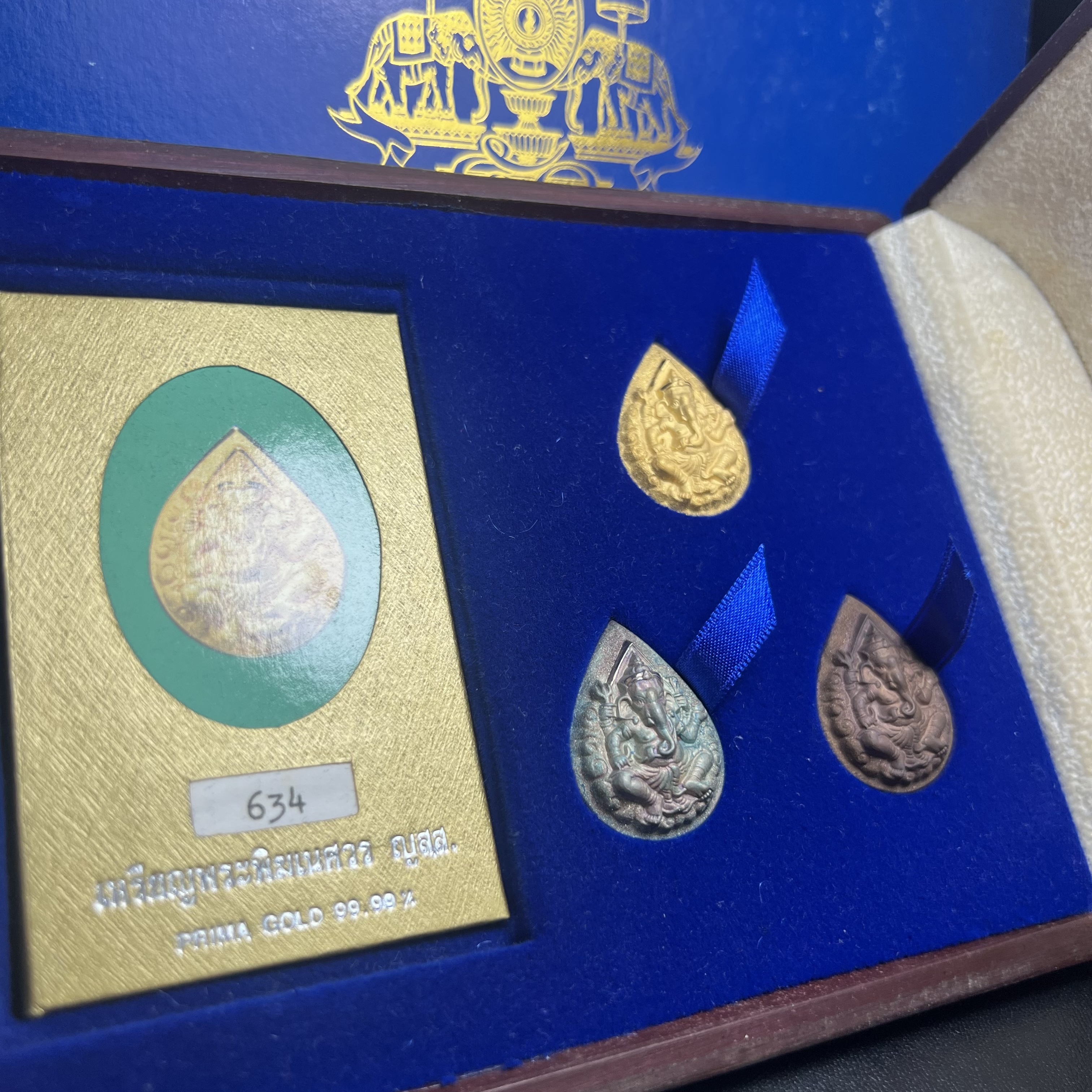 เหรียญพระพิฆเนศวร ญสส. ชุดกาญจนาภิเษกครองราชย์ 50 ปี พุทธศักราช 2538 วัดบวรนิเวศวิหาร ชุดทองคำพิมพ์ใหญ่(2.9 ซม.)(เนื้อทองคำ+เนื้อเงิน+เนื้อทองทิพย์) สภาพสวยเดิมพร้อมกล่องบรรจุเดิม ตอกโค๊ดหมายเลขกำกับ 634(พิธีใหญ่ พุทธศิลป์งดงาม)(นิยมหายาก)1 ใน 939 ชุด