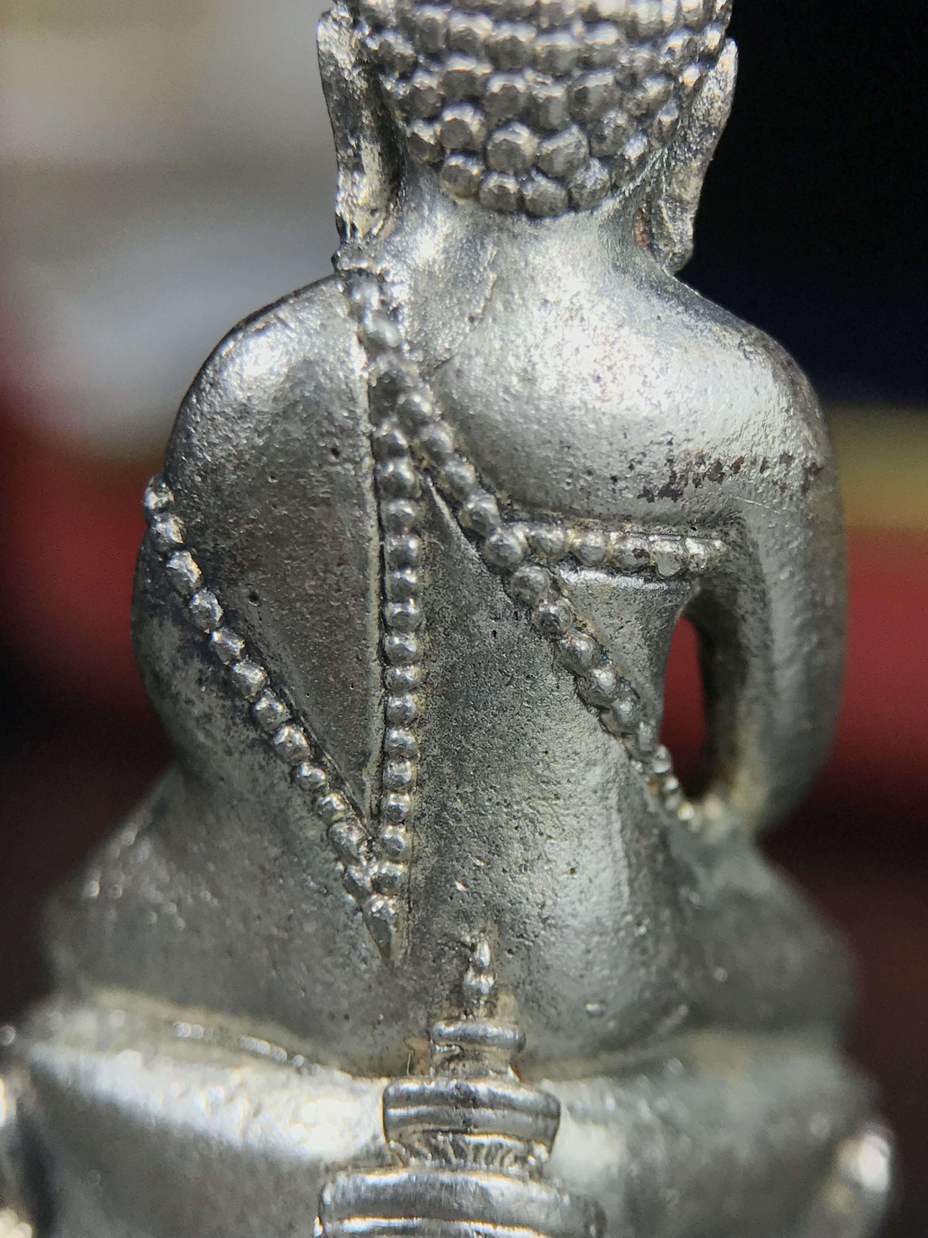 พระกริ่งฉลองพระชนมายุครบ 7 รอบ 84 พรรษา สมเด็จพระสังฆราช(วาสน์) วัดราชบพิธ พ.ศ.2525 เนื้อเงิน ผิวเดิมขึ้นน้ำทองสภาพสวยมาก ในกล่องชุดพิเศษกรรมการ พร้อมพระชัยวัฒน์ เนื้อนวโลหะ ครบชุดสมบูรณ์(งานแกะแม่พิมพ์โดย นายช่างเกษม มงคลเจริญ)(หายาก)