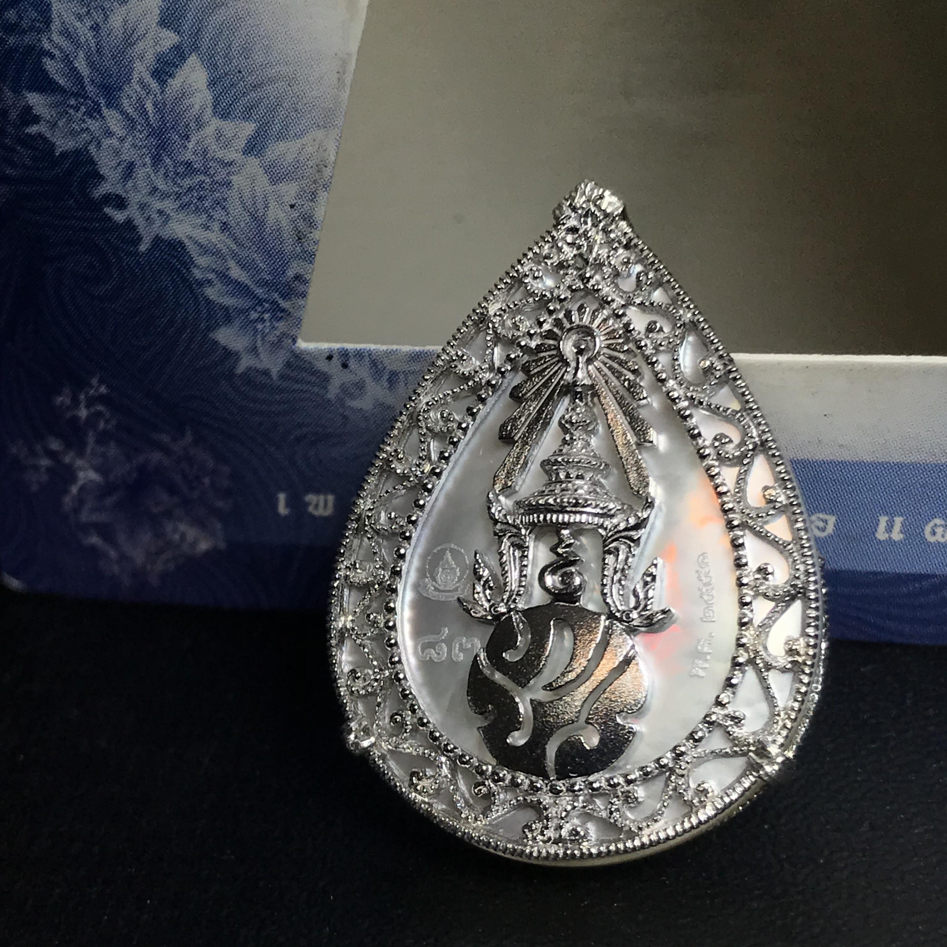 เหรียญพระพุทธชินราช ภปร. รูปหยดน้ำ โครงการ เพราะแผ่นดินนี้คือแผ่นดินเกิด เนื้อเงินชุบทองคำขาวปี2551 (ขนาด 21 x 29 มม.) (สวยงามหายาก)1ใน5000องค์