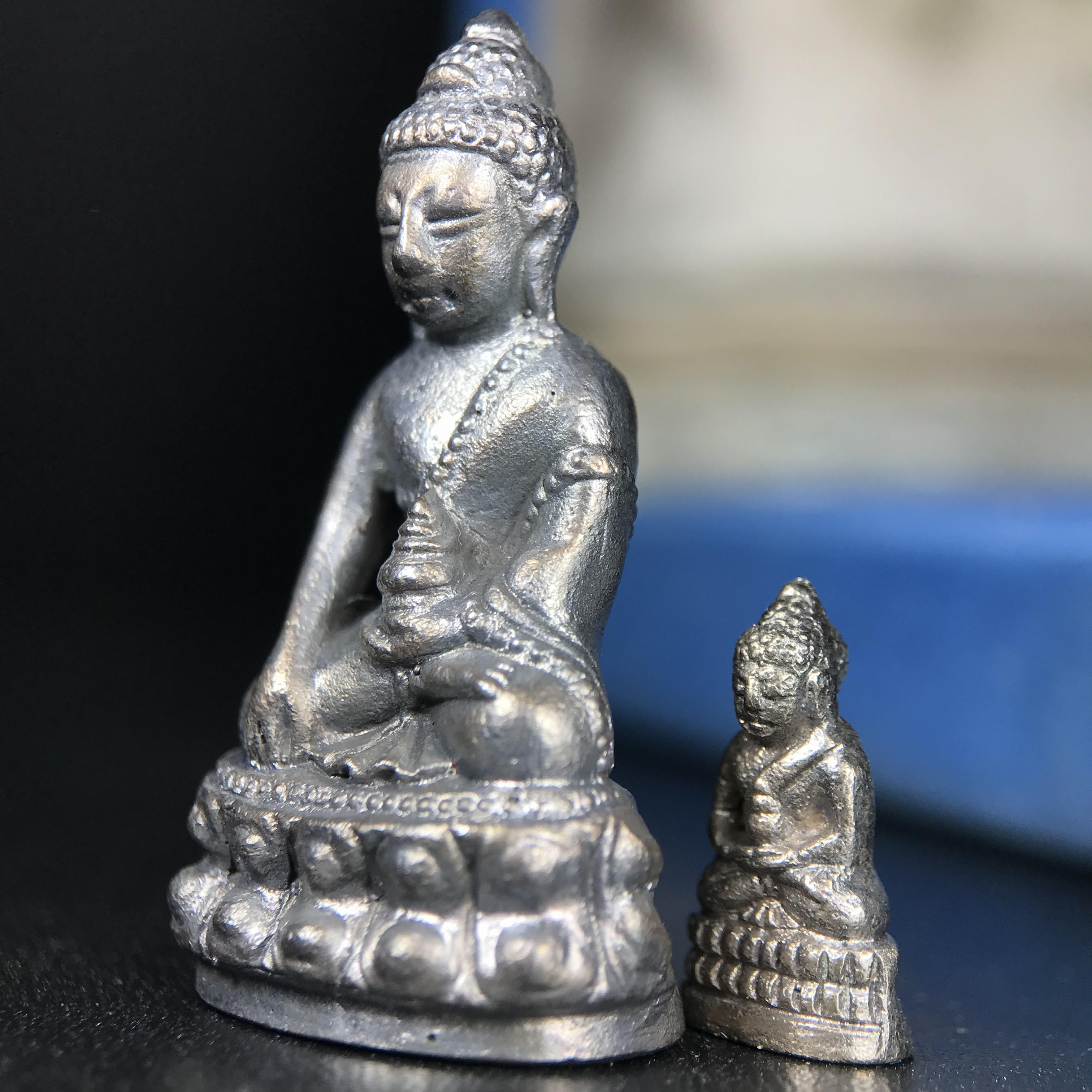 พระกริ่ง-พระชัยวัฒน์ สว. 90 พรรษาสมเด็จย่า ปี2533 เนื้อนวโลหะ(ผสมทองคำเยอะมากรุ่นนี้)(ในหลวงรัชกาลที่9เสด็จในพิธี)(หล่อแบบโบราณอุดมวลสาร 108 แบบฉบับพระกริ่งใหญ่สายวัดสุทัศน์ พระสังฆราช(แพ))(1 ใน 3000 ชุด) หายาก