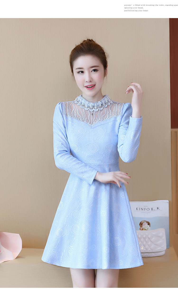 ชุดเดรสสั้นผ้าลูกไม้สีฟ้าแขนยาว คอตกแต่งมุกสวยหวาน