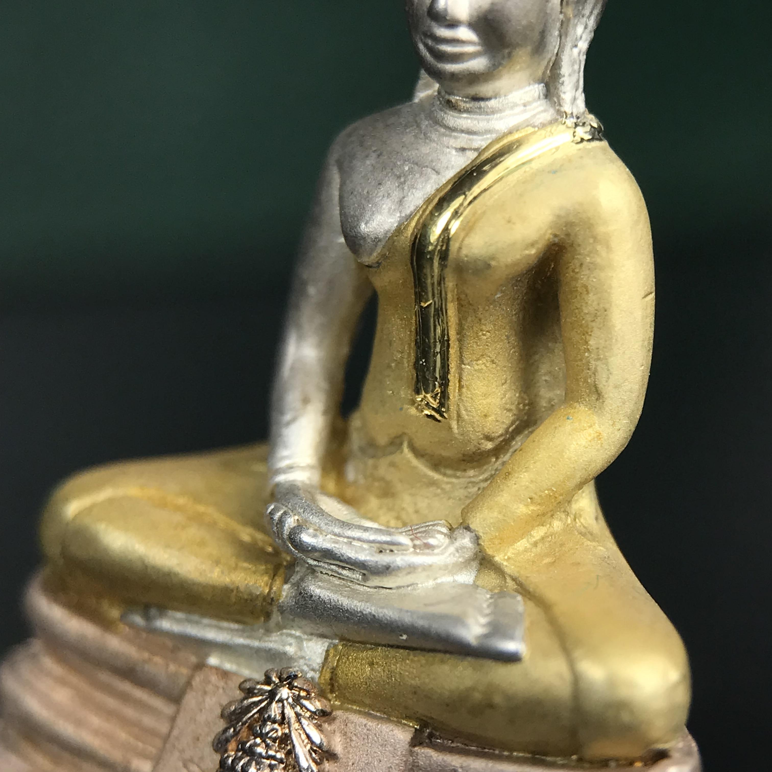 พระพุทธโสธร ภปร. รุ่นย้อนยุค สร้างพระอุโบสถ สมาคมชาวฉะเชิงเทรา จัดสร้าง ปี 2539 วโรกาสครองสิริราชสมบัติครบ 50 ปี เนื้อเงินชุบสามกษัตริย์ทรายนวลขัดเงาบางส่วน(สภาพผิวเดิม เก่าเก็บอย่าดี สวยมาก แบบนี้หายาก) พร้อมกล่องบรรจุและใบรับรองเดิมครบสมบูรณ์