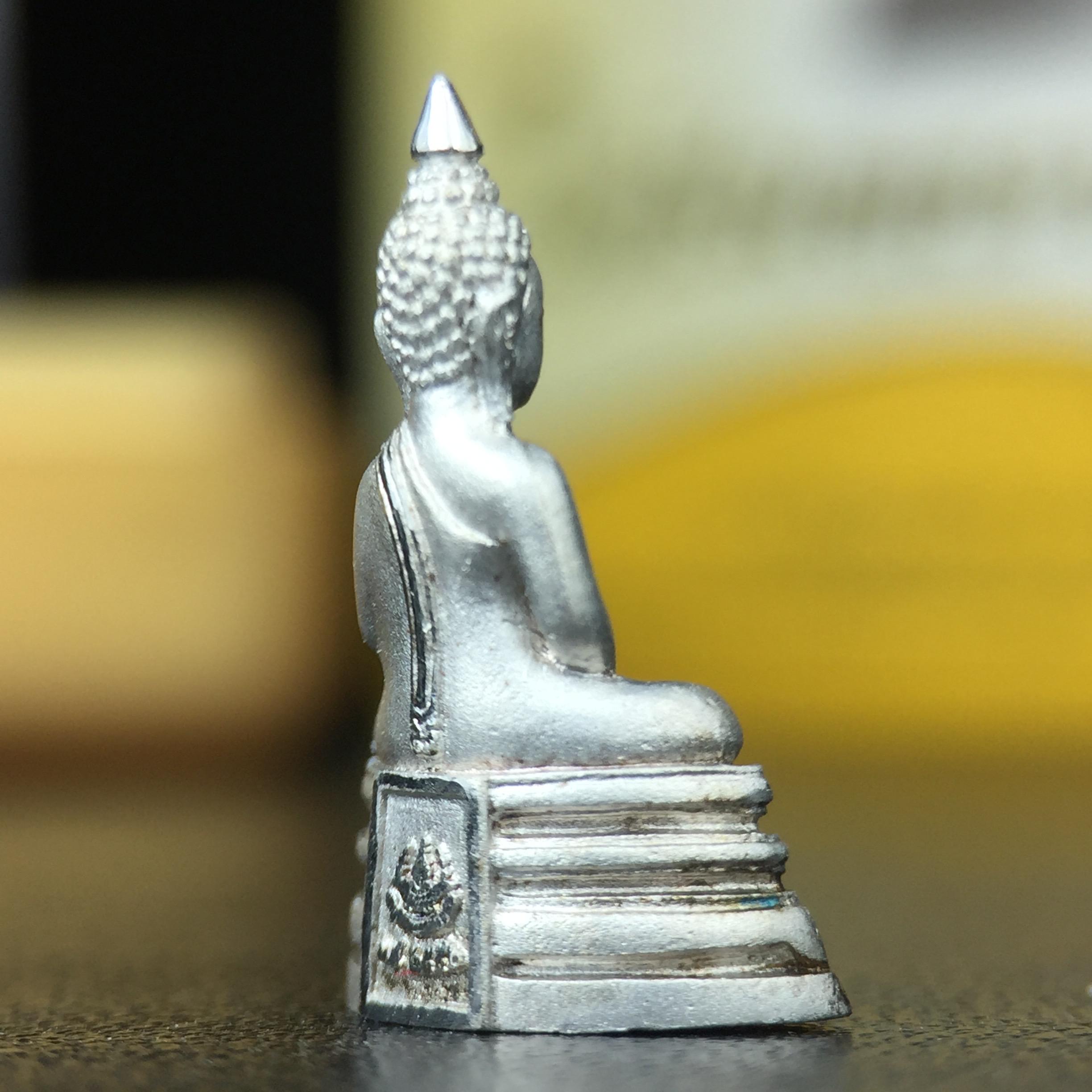 พระพุทธโสธร คุ้มเกล้าฯ ภปร.(ใต้ร่มพระบารมี คุ้มเกล้า) 60ปี รพ.ภูมิพลฯ พ.ศ.2552 เนื้อเงิน ชุบทองคำขาว(ลอยองค์พิมพ์ เล็ก ขนาด 11.5*10.5 มม.) 1 ใน 20000 องค์