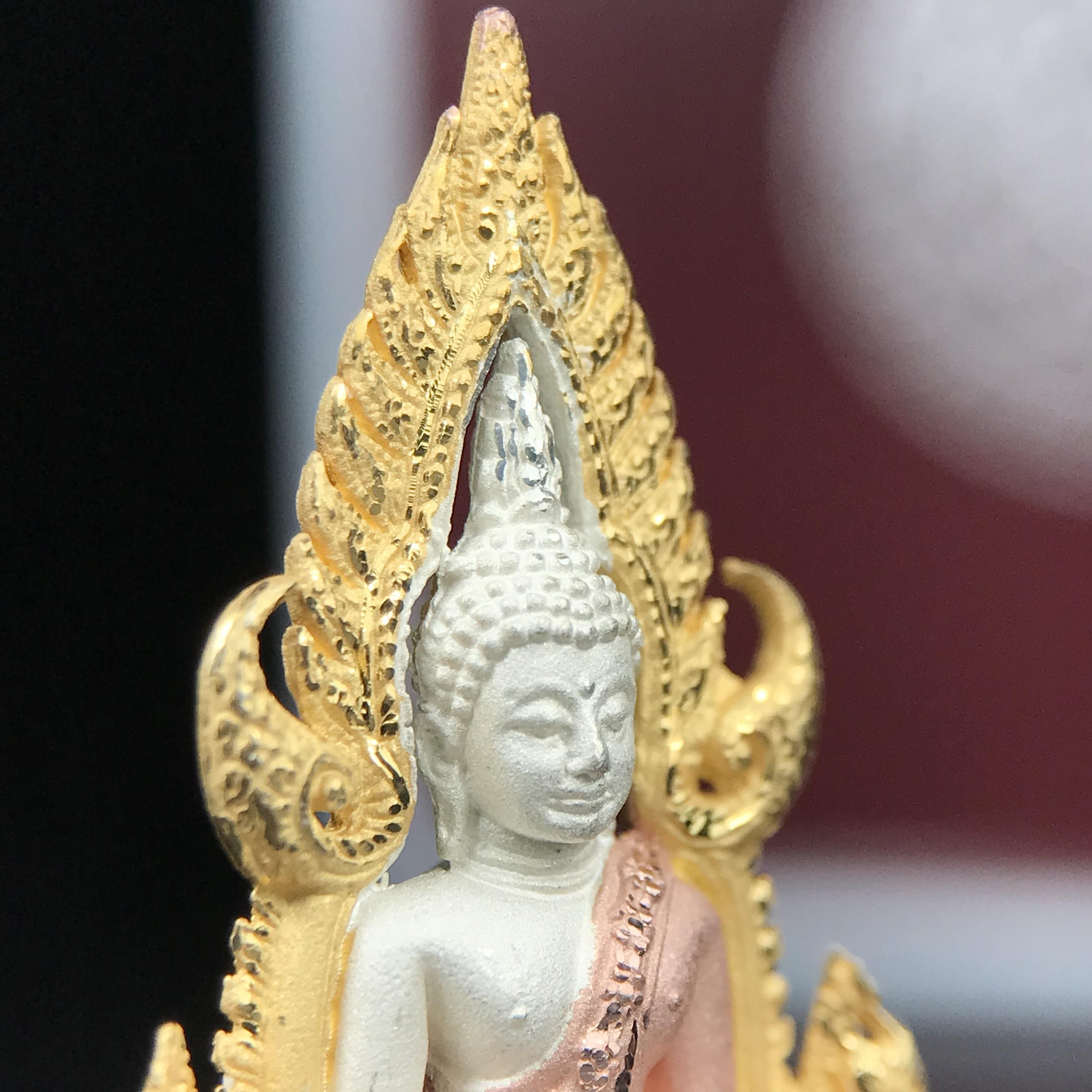 พระพุทธชินราช รุ่น ประวัติศาสตร์ มูลนิธิเพื่อตำรวจไทยจัดสร้าง ปี 2562 เนื้อเงินชุบสามกษัตริย์ขัดเงา พิมพ์พระพุทธชินราช ลอยองค์ แบบจิวเวอร์รี่(ขนาดสูง 3.5 ซม.) (สภาพ สวย ซีนซองเดิม กล่องบบรรจุเดิมครบสมบูรณ์)1 ใน 1999 องค์)