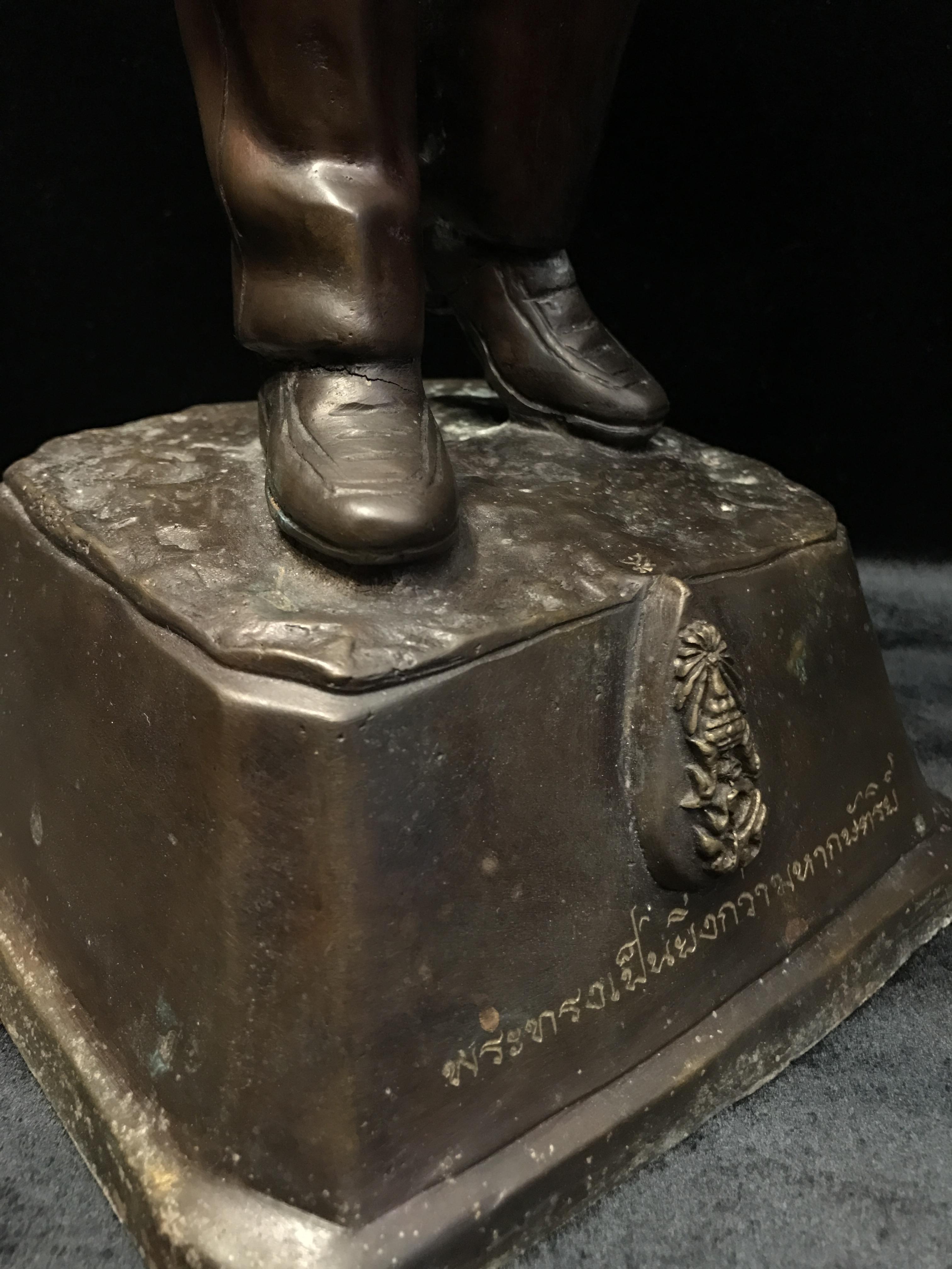 พระบรมรูป รัชกาลที่ 9 แบบทรงงาน(พระทรงเป็นยิ่งกว่ามหากษัตริย์) วัดญาณสังวรวราราม ปี2539 เนื้อโลหะผสมรมดำ ฐานกว้าง 6.5 นิ้ว สูง 22 นิ้ว(1ใน599องค์)