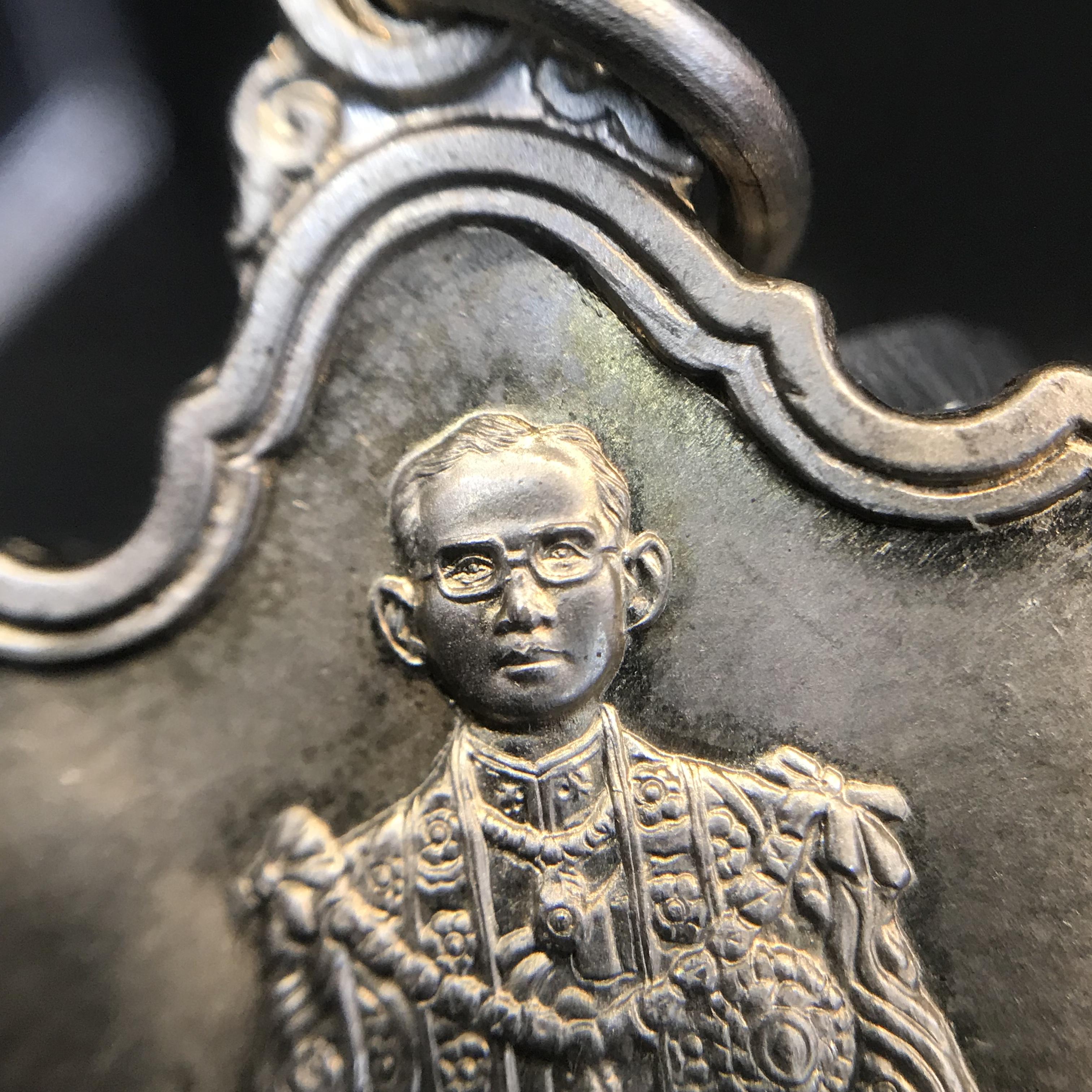 เหรียญพระบาทสมเด็จพระเจ้าอยู่หัว รัชกาลที่9 ประทับนั่งบัลลังก์ กระทรวงมหาดไทยจัดสร้าง ปี2539 เนื้ออัลปาก้า(บล็อกนิยม)สวยคมชัดผิวน้ำทอง