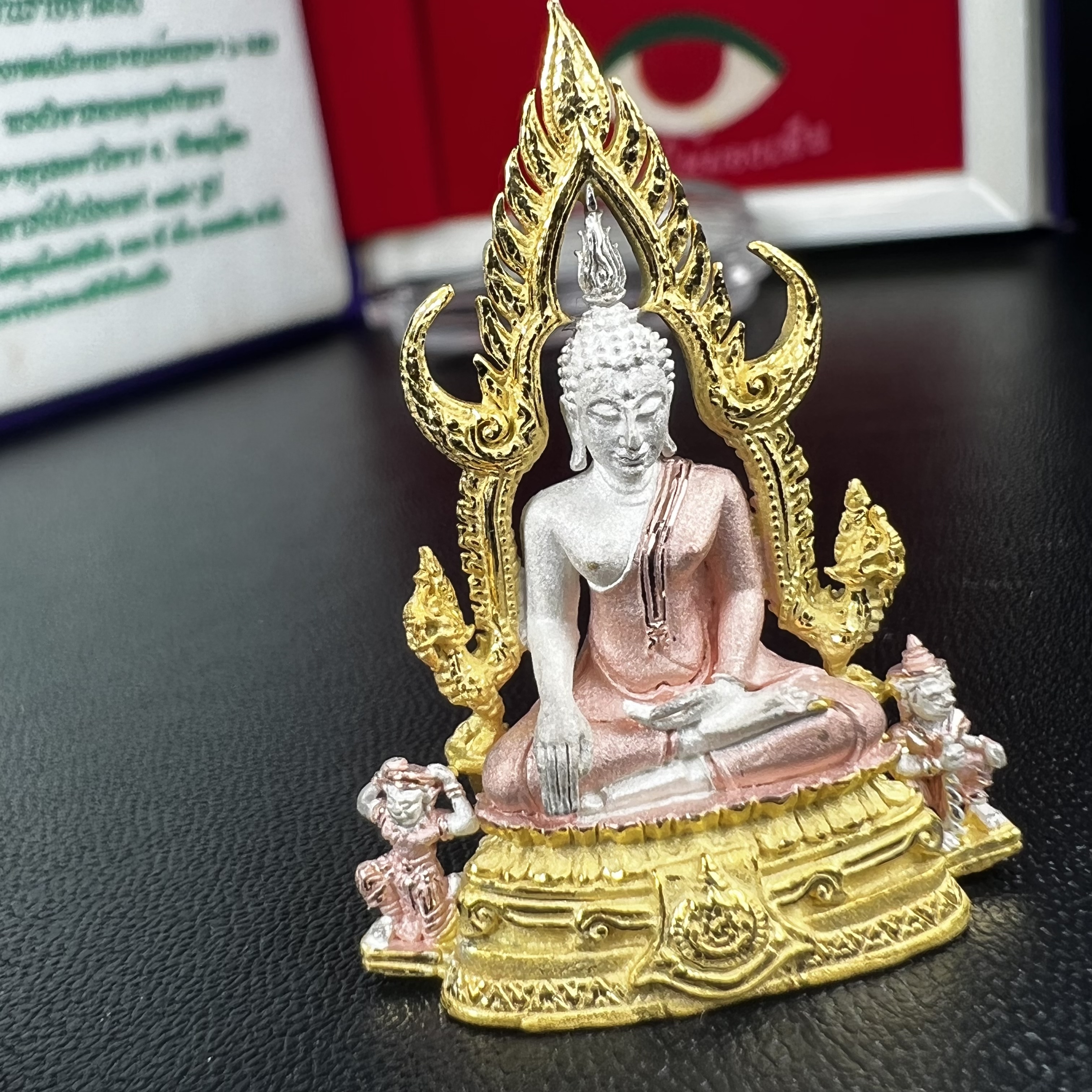 พระพุทธชินราช ภปร. ในวโรกาสพระราชพิธีมหามงคล เฉลิมพระชนมายุ6รอบ 5ธันวาคม2542 มูลนิธิพิทักษ์ดวงตาประชาชน จัดสร้าง เนื้อเงินแบบสามกษัตริย์ขัดเงาบางส่วน พิมพ์ใหญ่ ขนาดสูง 3.4 ซม. พร้อมกล่องบรรจุเดิม