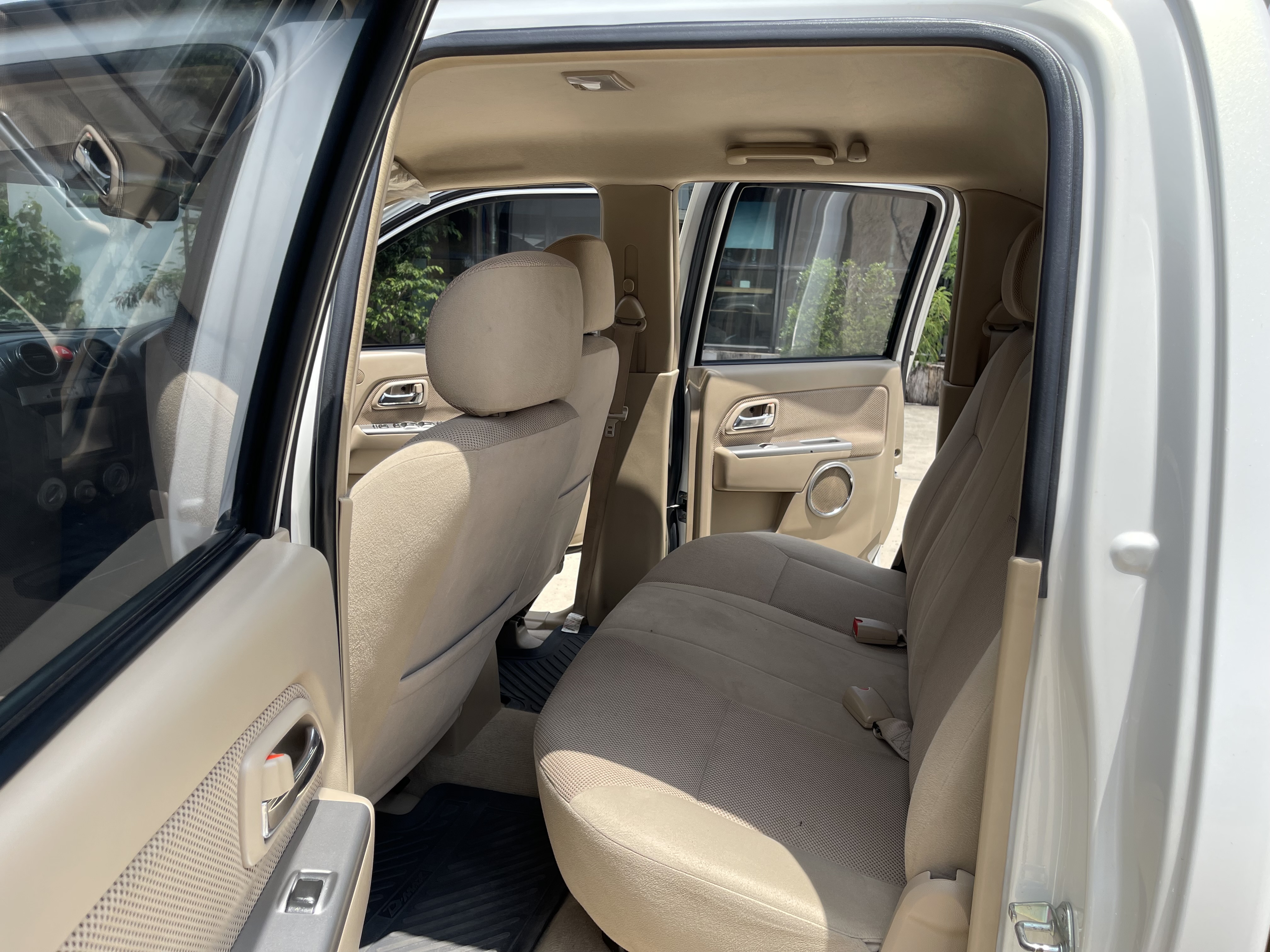 Isuzu Dmax 4ประตู Hilander 2.5 Abs Navi 2010 ขาวมุก