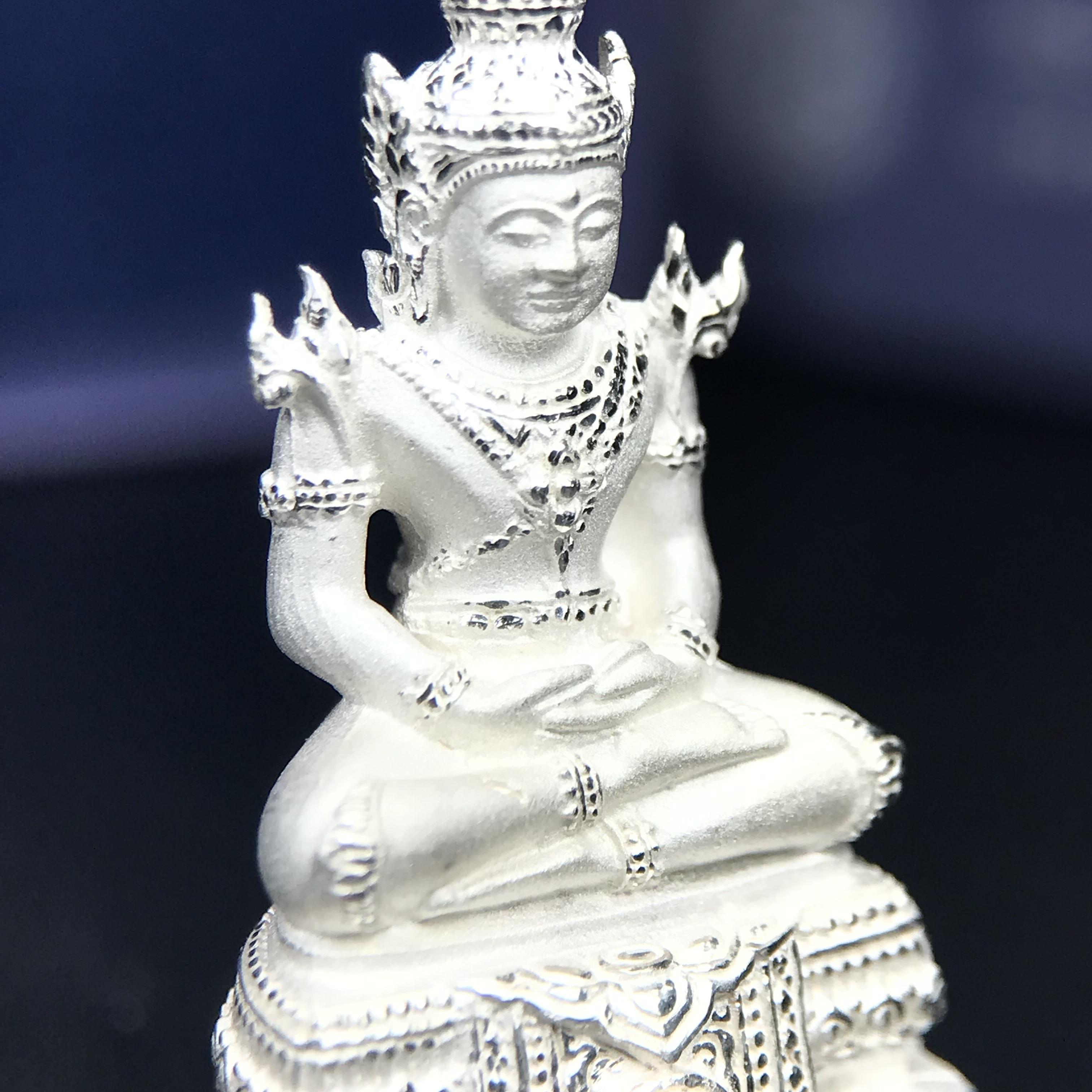 พระแก้วมรกต ภปร. ปี 2547 จัดสร้างโดยโรงพยาบาลภูมิพลอดุลยเดช เนื้อเงิน ลอยองค์ หน้าตัก 1/2 นิ้ว พิธีมหามังคาภิเษก ณ พระอุโบสถวัดพระศรีรัตนศาสดาราม(วัดพระแก้ว) งดงามทรงคุณค่าอีกหนึ่งรุ่นยอดนิยม หายาก(เลขสวยผมรวมได้เก้า หมายเลข ๑๐๘๙)(1ใน3000องค์)