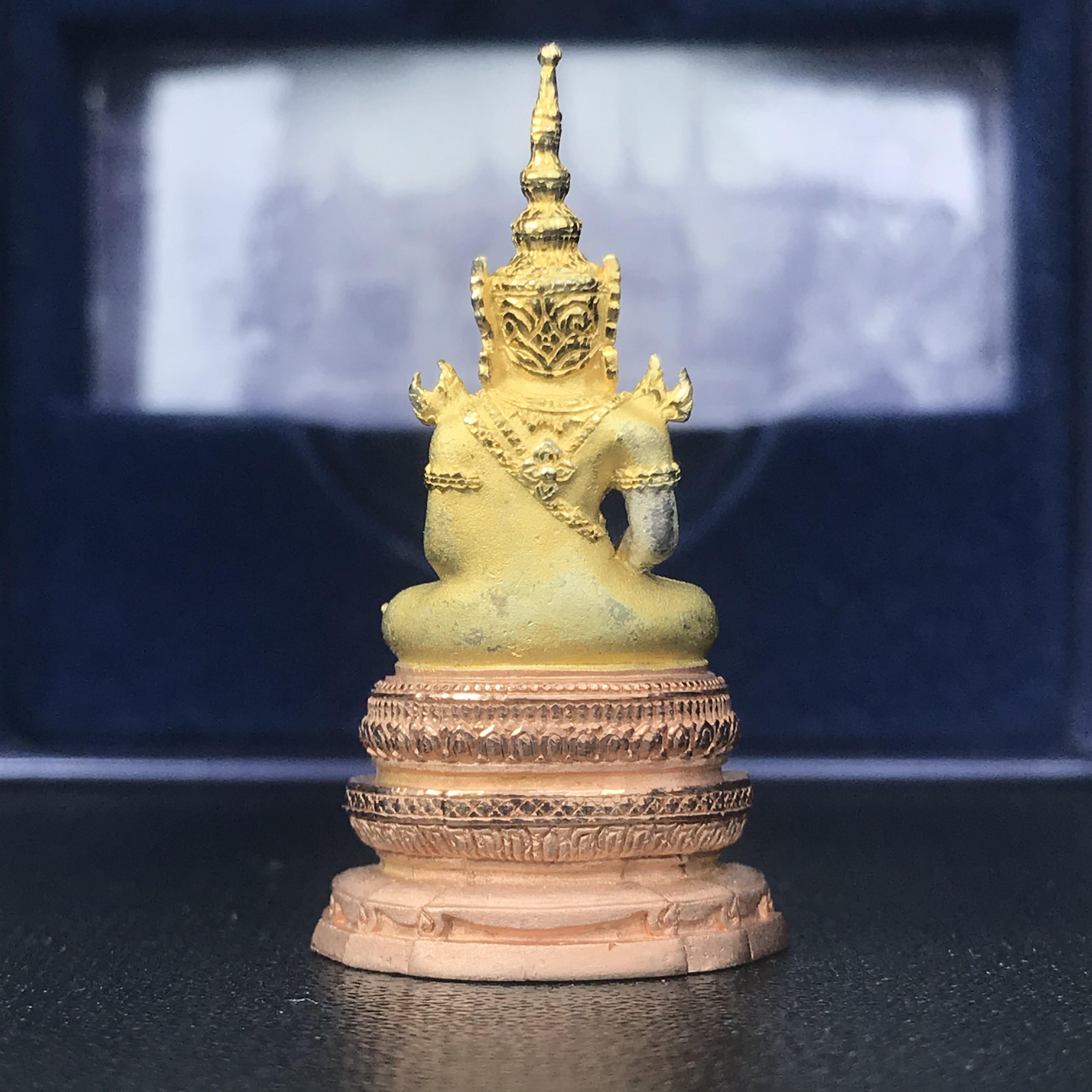 พระแก้วมรกต ภปร. ปี2547 จัดสร้างโดย รพ.ภูมิพลฯ เนื้อเงิน (3 กษัตริย์)ลอยองค์ หน้าตัก 1/2 นิ้ว(1ใน3000องค์)