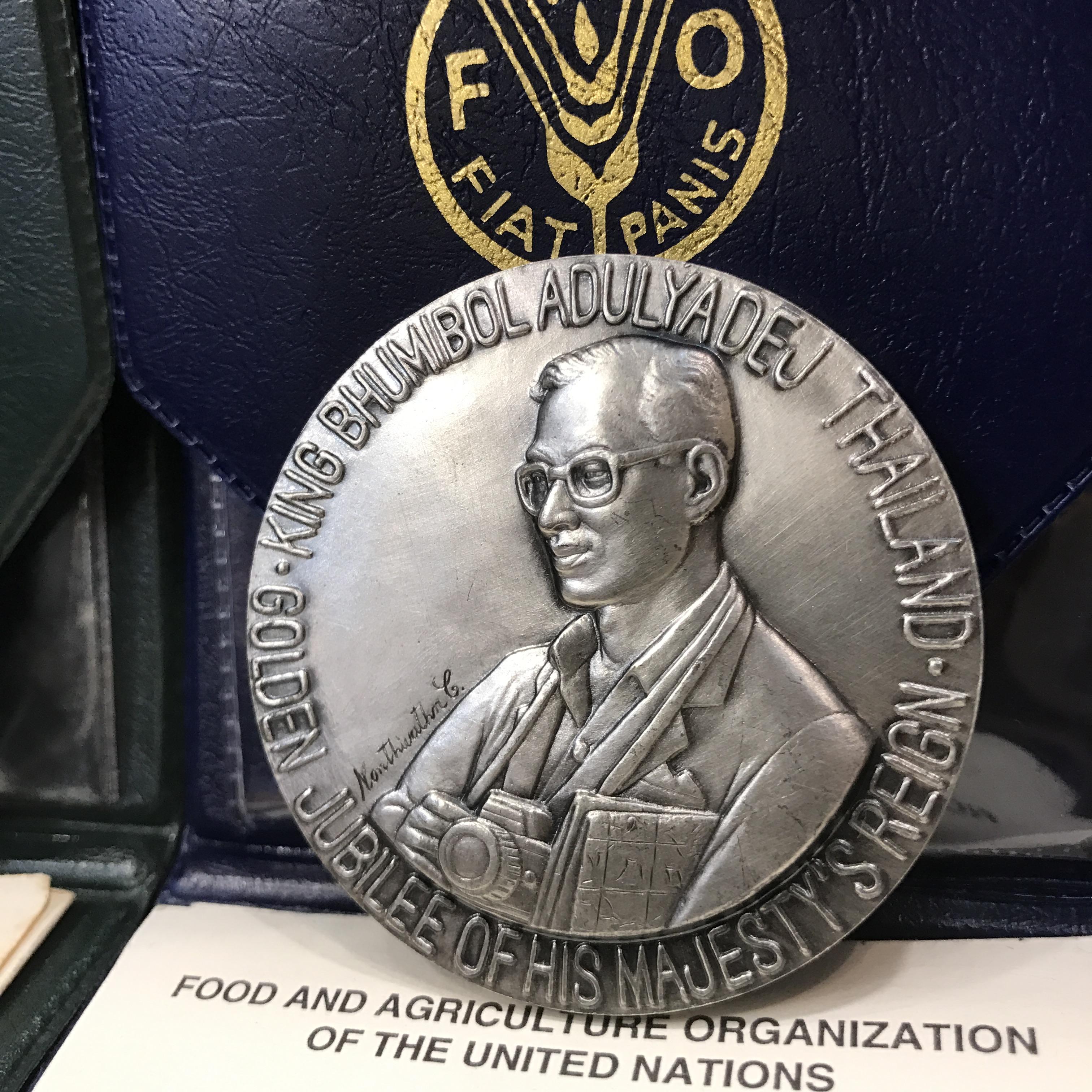 เหรียญอะกริคอลา FAO ปี 2539 เนื้อบรอนซ์+เนื้อเงิน ขนาด 5 ซม. (ซองหนังบรรจุเดิมใบรับรองครบ)