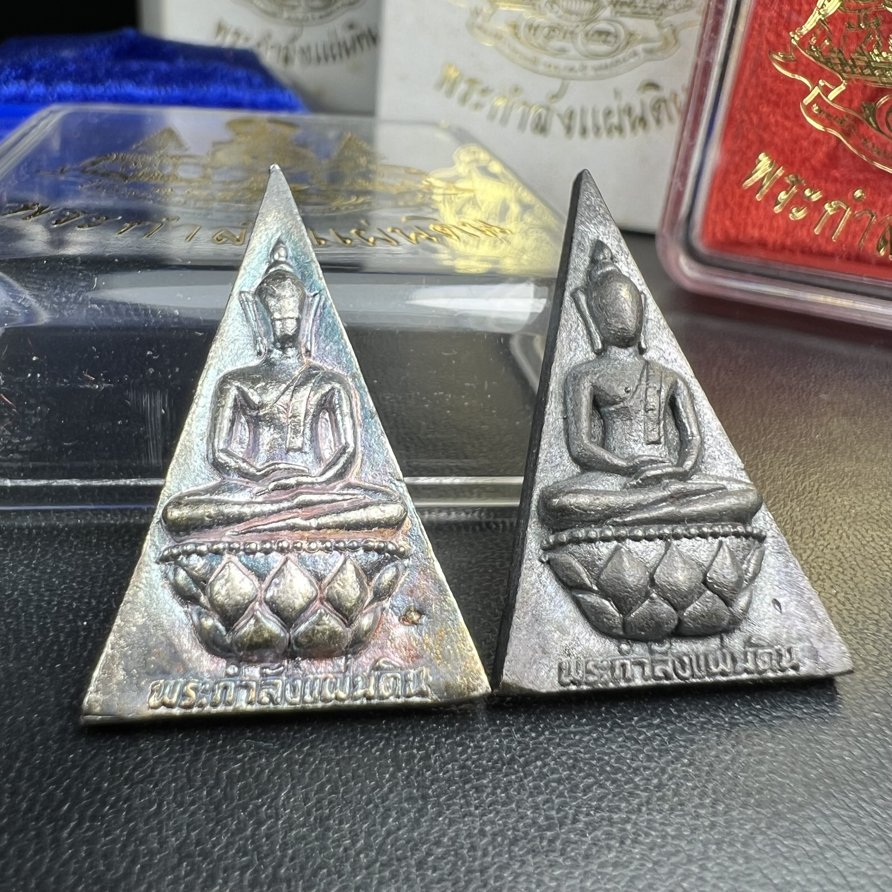 พระกำลังแผ่นดิน (สมเด็จจิตรลดา2) จัดสร้างเฉลิมพระเกียรติ ร.9 ครองราชย์ 50 ปี 2539 เนื้อเงิน(ผิวเดิมกลับดำ รุ้งๆสวย)+เนื้อนวโลหะ(สร้างน้อยหายาก)พร้อมกล่องบรรจุเดิมครบสมบูรณ์(1ใน2539องค์)