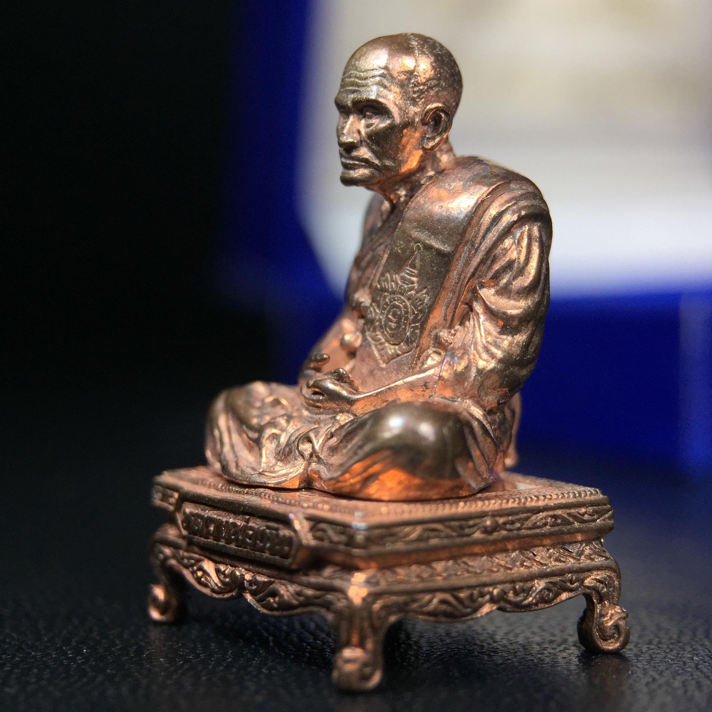 รูปหล่อหลวงพ่อเงิน วัดบางคลาน จ.พิจิตร พิมพ์หน้าเหมือนหลวงพ่อ "รุ่น 91 ปี กรมเสมียนตรา" กระทรวงกลาโหมจัดสร้างในปี 2543 พุทธาภิเษกใหญ่ 3 วัด 3พิธีวัดสุทัศน์ /วัดบางคลาน/วัดพระแก้ว เนื้อนวโลหะปัดเงา(แก่ทองคำ)พุทธศิลป์งดงามมากหายาก(ตอกโค๊ตหมาย ๖๐๘)