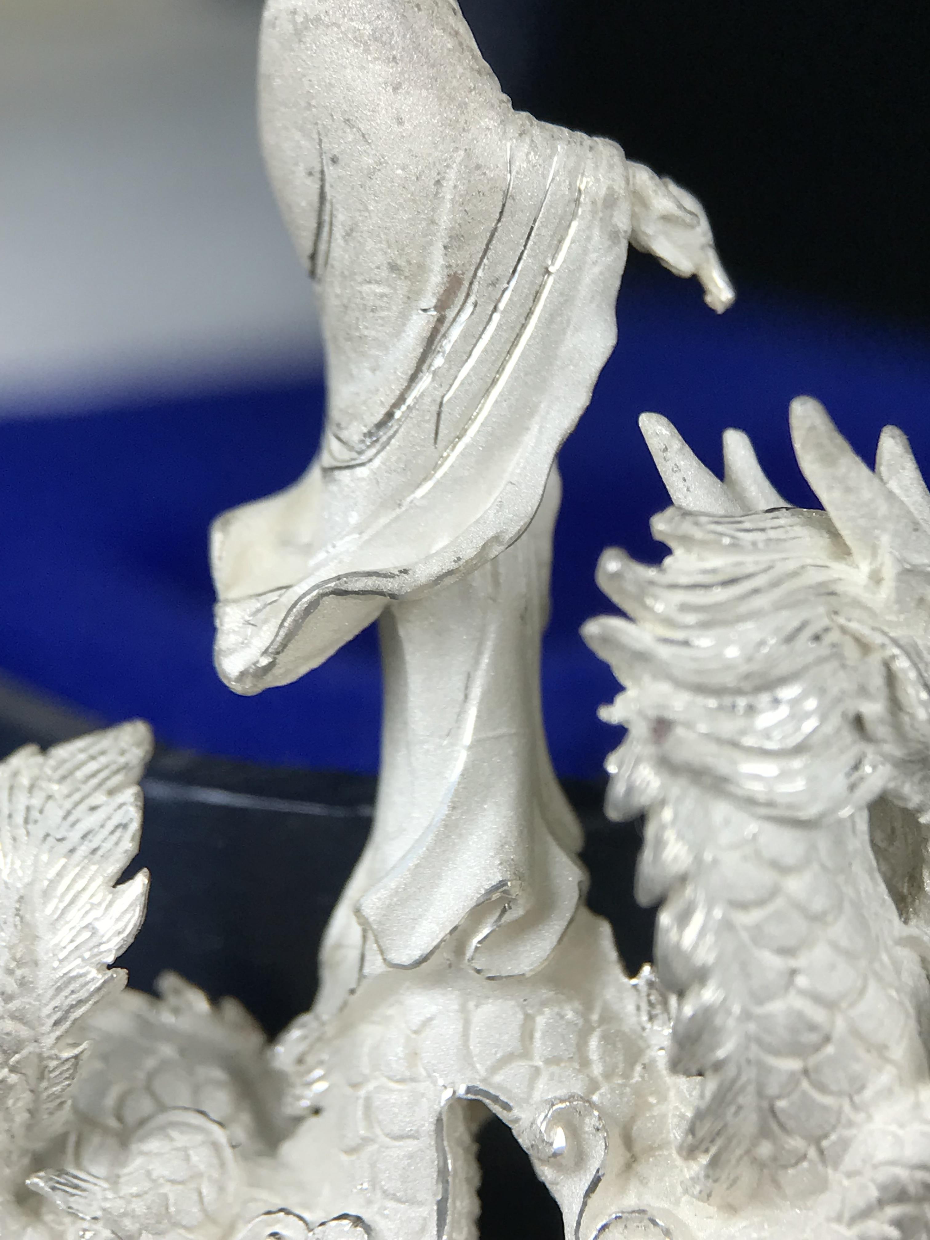 รูปหล่อลอยองค์พระโพธิสัตว์กวนอิม ทรงประทับมังกร จ.ระนอง เนื้อเงินพ่นทรายขัดเงาบางส่วน พิมพ์ใหญ่(สภาพผิว สวยงดงาม ทรงคุณค่า) เฉลิมฉลองในวโรกาสที่พระบาทสมเด็จพระเจ้าอยู่หัวทรงครองสิริราชสมบัติครบ 50 ปี จ.ระนอง พ.ศ.2539