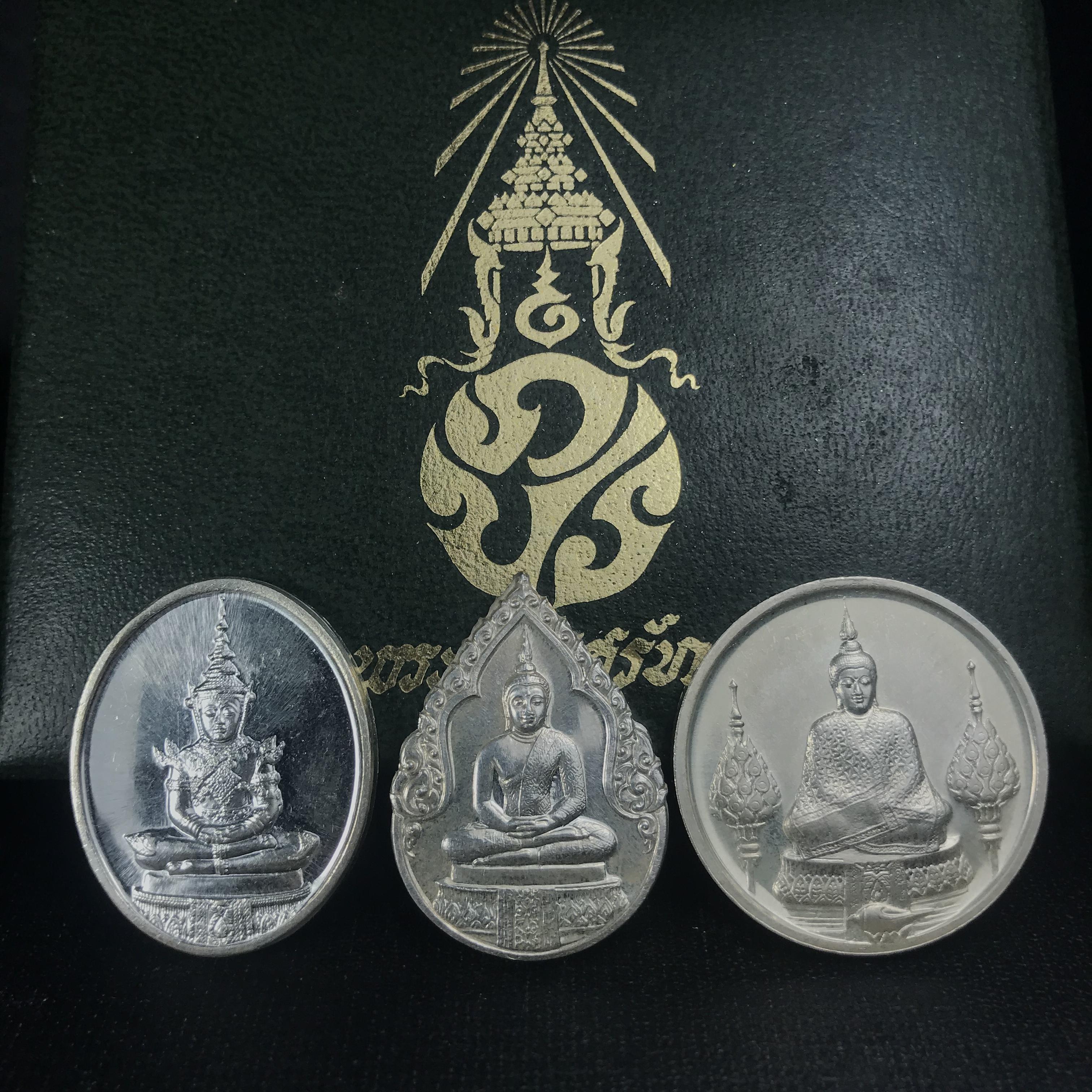 เหรียญพระแก้วมรกตหลัง ภปร ฉลองกรุงรัตนโกสินทร์ครบ 200 ปี พ.ศ.2525 เนื้อเงินกล่องบรรจุเดิมครบ3พิมพ์(บล็อกพระราชศรัธา)(ในหลวงรัชกาลที่9 เสด็จในพิธี)