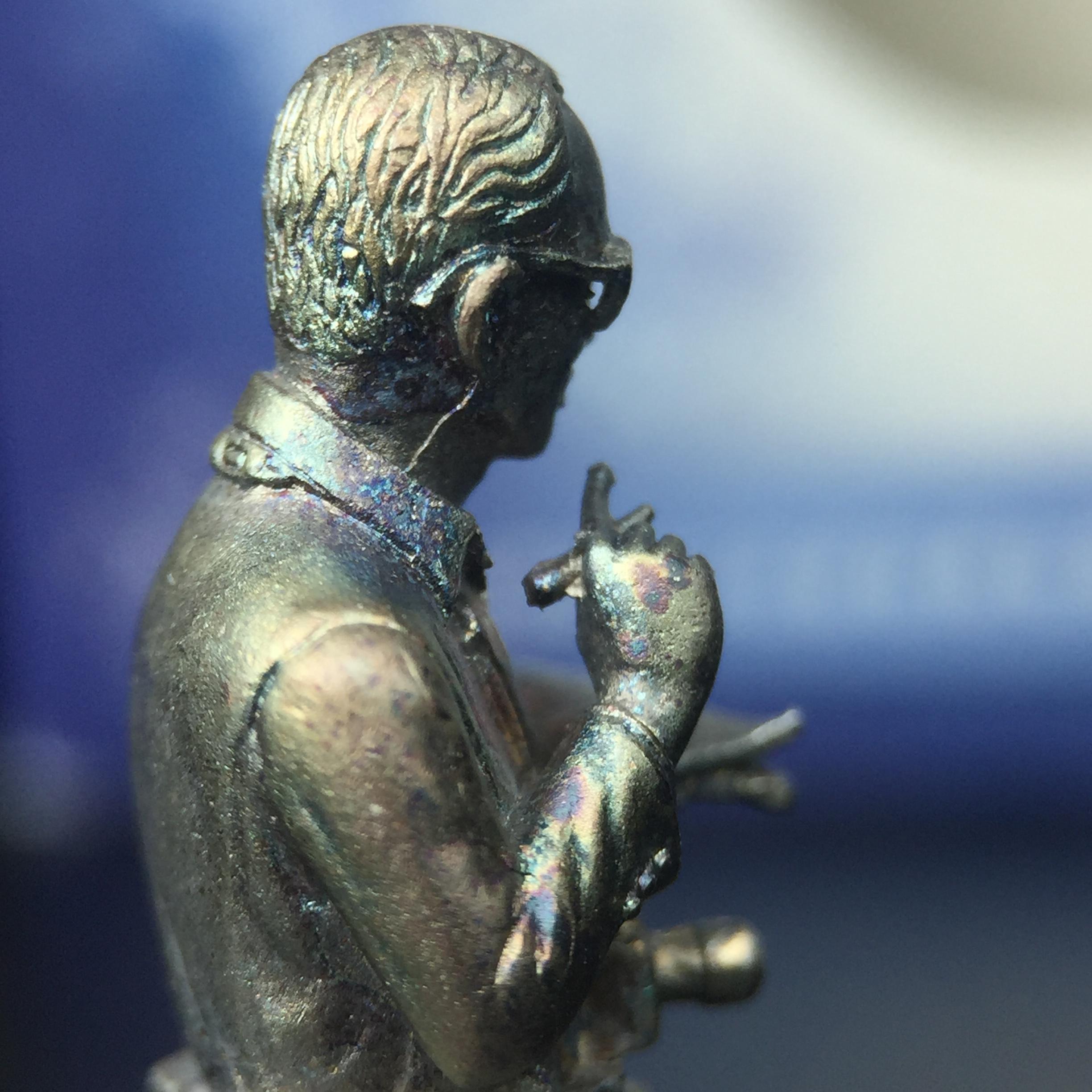 พระบรมรูปพระบาทสมเด็จพระเจ้าอยู่หัวรัชกาลที่ 9(ทรงงาน) ภปร. รุ่นเพราะแผ่นดินนี้คือแผ่นดินเกิด ปี 2551 ขนาดสูง 1 นิ้ว เนื้อเงิน(ผิวเดิมขึ้นสีรุ้งธรรมชาติสวยมาก)(ด้านหน้า ฐานพระบรมรูปฯ ประดิษฐานอักษรพระปรมาภิไธย ภ.ป.ร.)นิยมหายาก(1 ใน 5000 องค์)