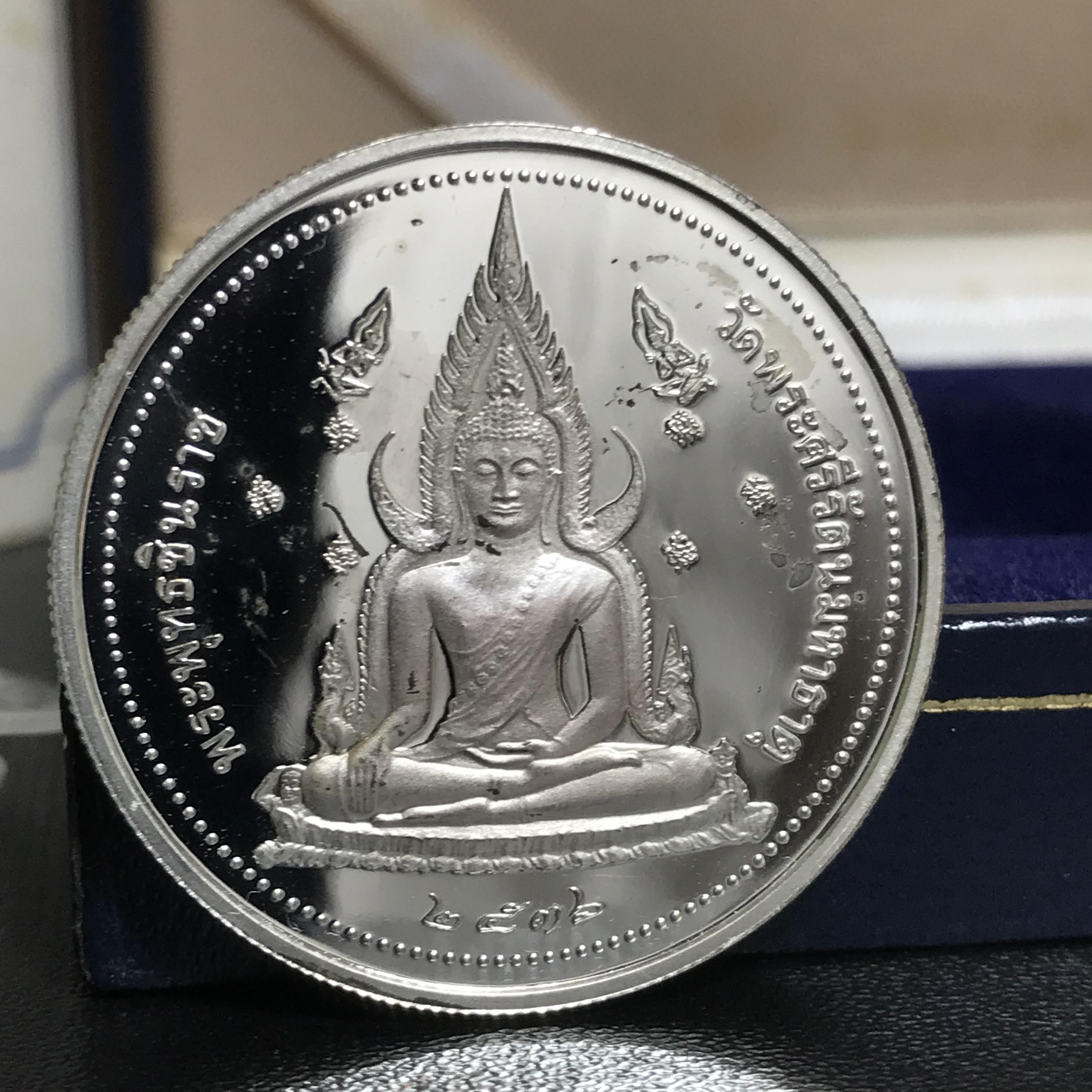 เหรียญสมเด็จพระนเรศวรมหาราช-พระพุทธชินราช รุ่นกองทุนสร้างอาคารเรียนวิทยาลัยสงฆ์ วัดพระศรีรัตนมหาธาตุ ปี 2536 เนื้อเงินขัดเงากล่องเดิมใบรับรองพร้อม