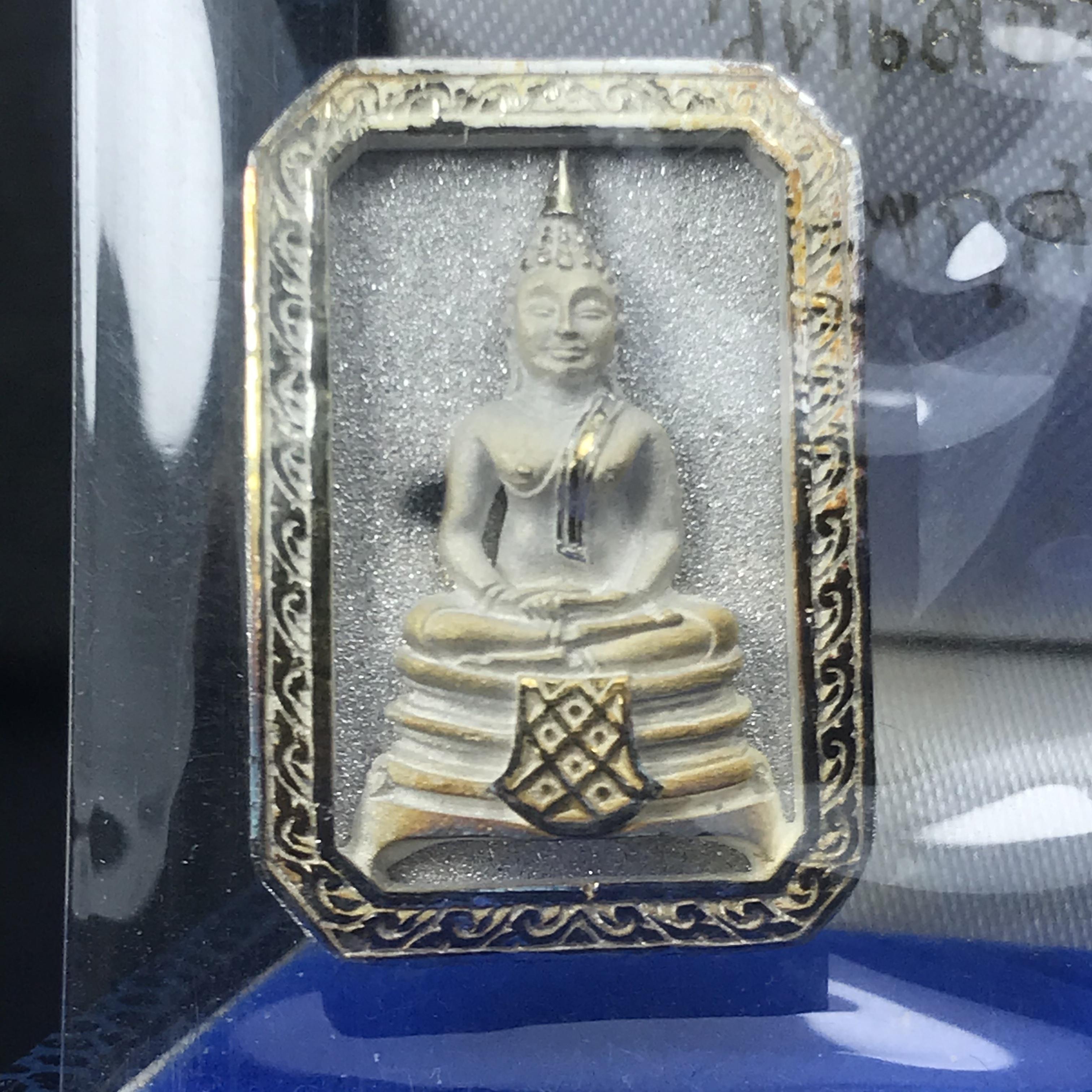 พระพุทธโสธร(หลวงพ่อโสธร) รุ่นสร้างอุโบสถ ปี2539 เนื้อเงิน พิมพ์แปดเหลี่ยม(หายาก) สภาพสวยผิวเดิมขึ้นน้ำทองสีรุ้งแบบนิยม กล่องบรรจุเดิมครบสมบูรณ์