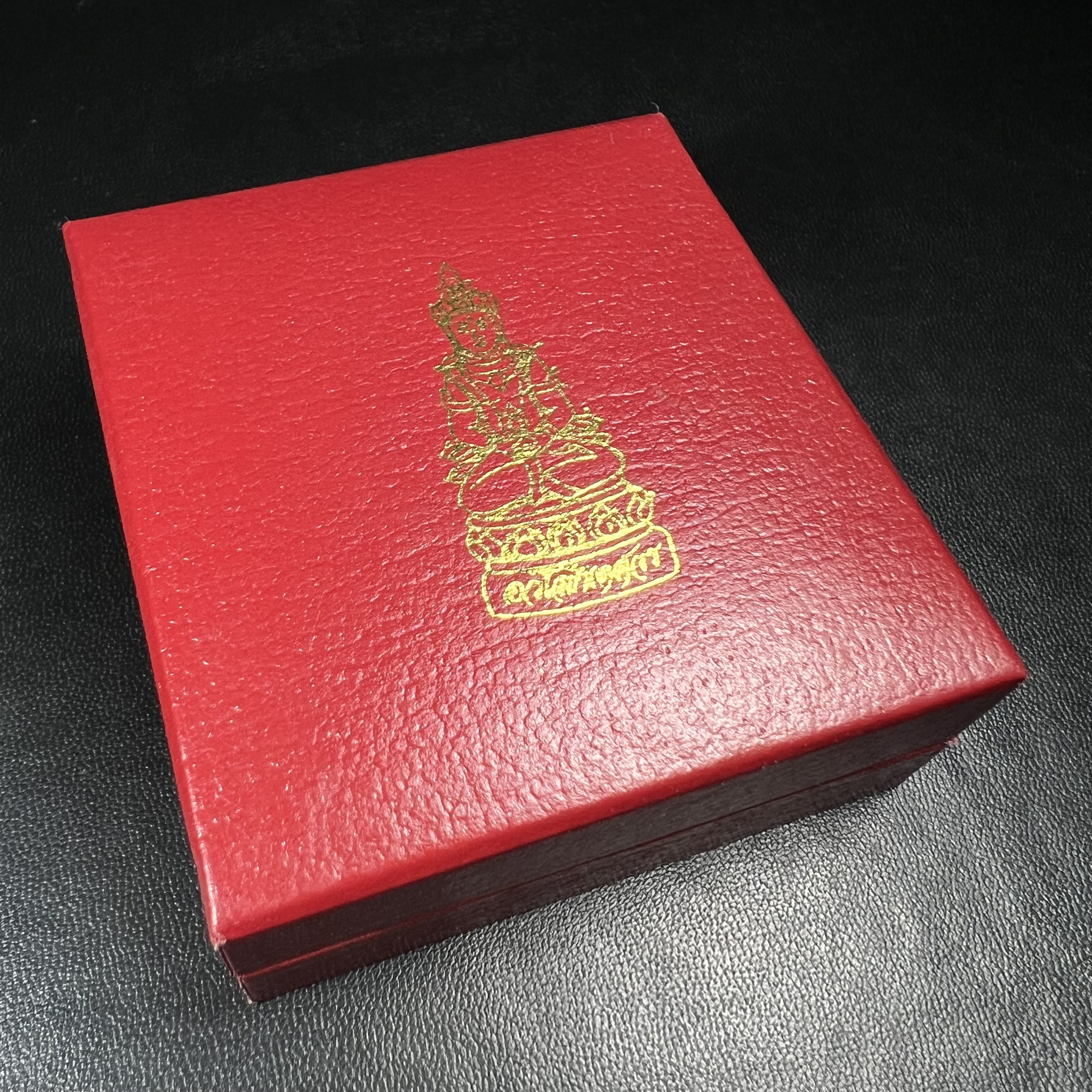 พระกริ่งอวโลกิเตศวร ( เจ้าแม่กวนอิม ) วัดโพธิ์แมนคุณาราม รุ่นอุดมโภคทรัพย์ พ.ศ.2539 เนื้อเงิน 3 กษัตริย์ ผิวสวยเดิมพร้อมกล่องบรรจุเดิม (อีกหนึ่งรุ่นยอดนิยม พุทธศิลป์สวยงดงาม)