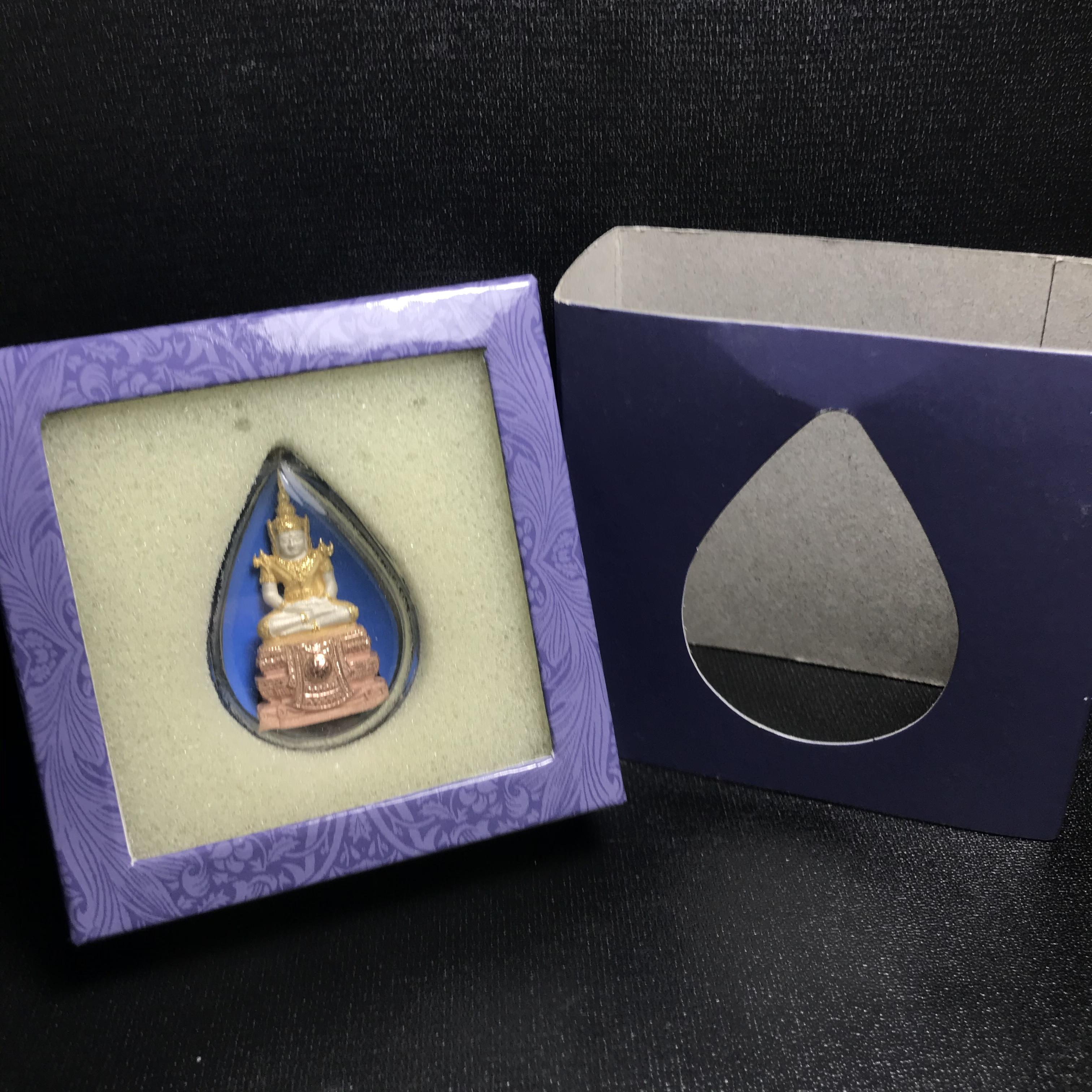 พระแก้วมรกต ภปร. ปี2547 จัดสร้างโดย รพ.ภูมิพลฯ เนื้อเงิน (3 กษัตริย์)ลอยองค์ หน้าตัก 1/2 นิ้ว (สภาพสวย กล่องบรรจุเดิมครบสมบูรณ์) (1ใน3000องค์)องค์หมายเลขมหามงคล 999 (ตองเก้า)เจริญเก้าหน้าในทุกด้าน