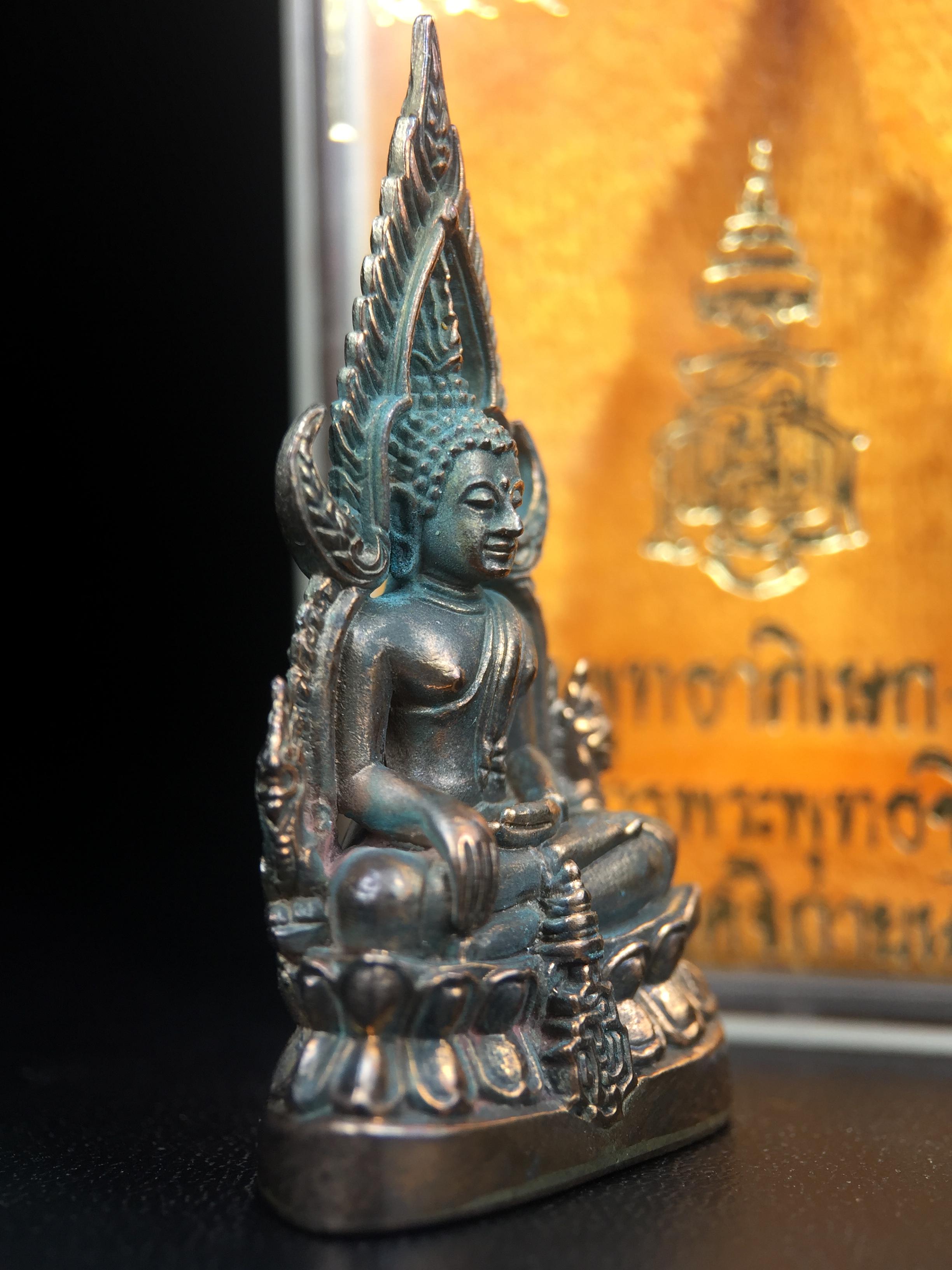 พระพุทธชินราช ญสส. วัดพระศรีมหาธาตุ จ.พิษณุโลก ปี2543 กริ่งชินราชเนื้อนวโลหะเต็มสูตร (ผสมทองคำ 2 บาท ต่อน้ำหนักเนื้อ 1 กิโลกรัม) พิธีใหญ่ รุ่นแรกและรุ่นเดียวที่ หลวงปู่หมุน ฐิตสีโล วัดบ้านจาน มาร่วมปลุกเสก(องค์หมายเลข 505 เลขสวย)(1 ใน 2543 องค์)นิยม