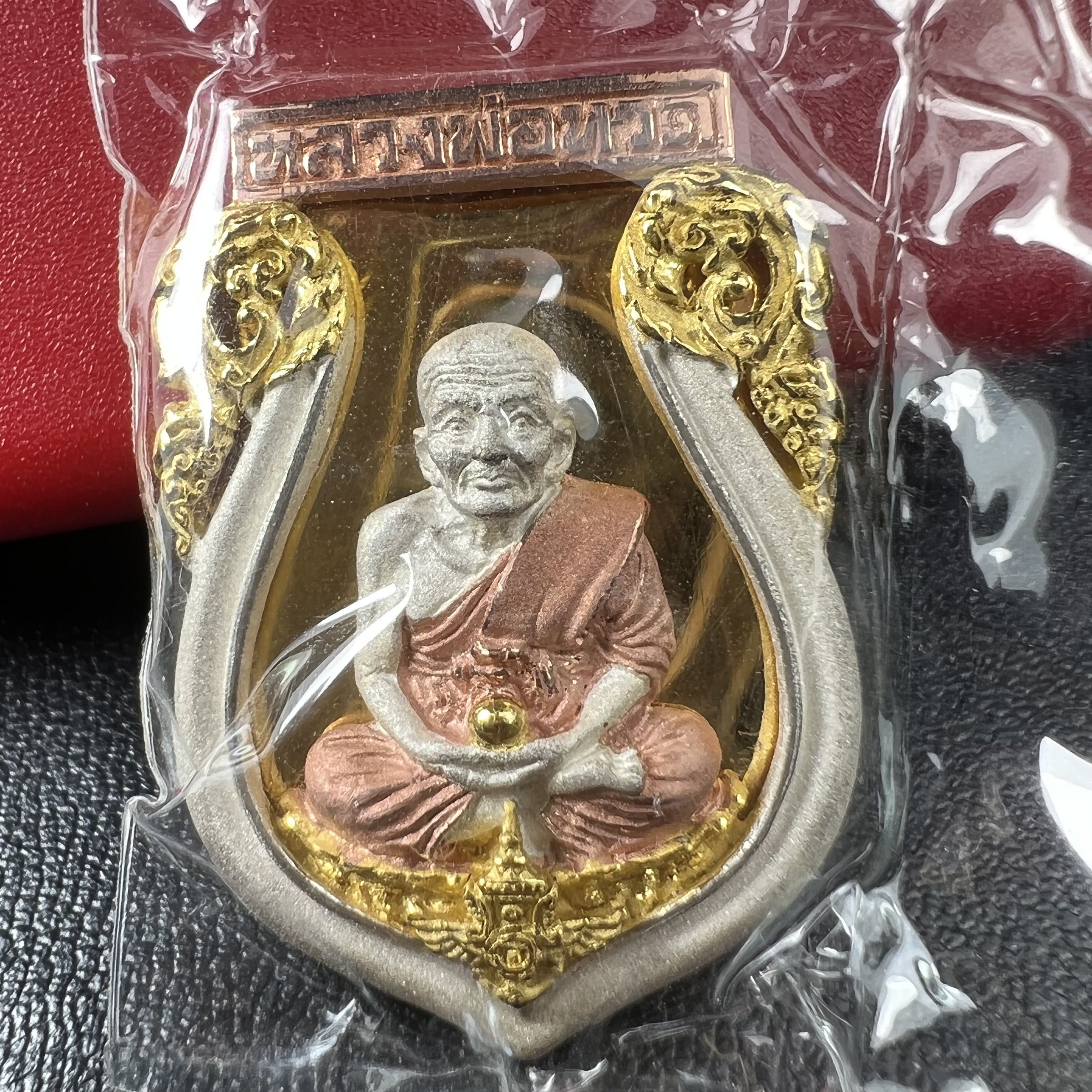 หลวงพ่อทวดเหยียบน้ำทะเลจืด รุ่นครบรอบกระทรวงกลาโหม 115 ปี พิธีปลุกเสก ณ มหาเจดีย์วัดพะโค๊ะ และบนเรือรบหลวงกองเรือยุทธการภาคที่ 2 กลางทะเล จังหวัดสงขลา ปี2545 เหรียญทรงเสมาเนื้อเงินสามกษัตริย์(ฉากพื้นหลังผิวกระจก) ตอกโค๊ตและหมายเลข ซีนซองเดิมกล่องบรรจุเดิม