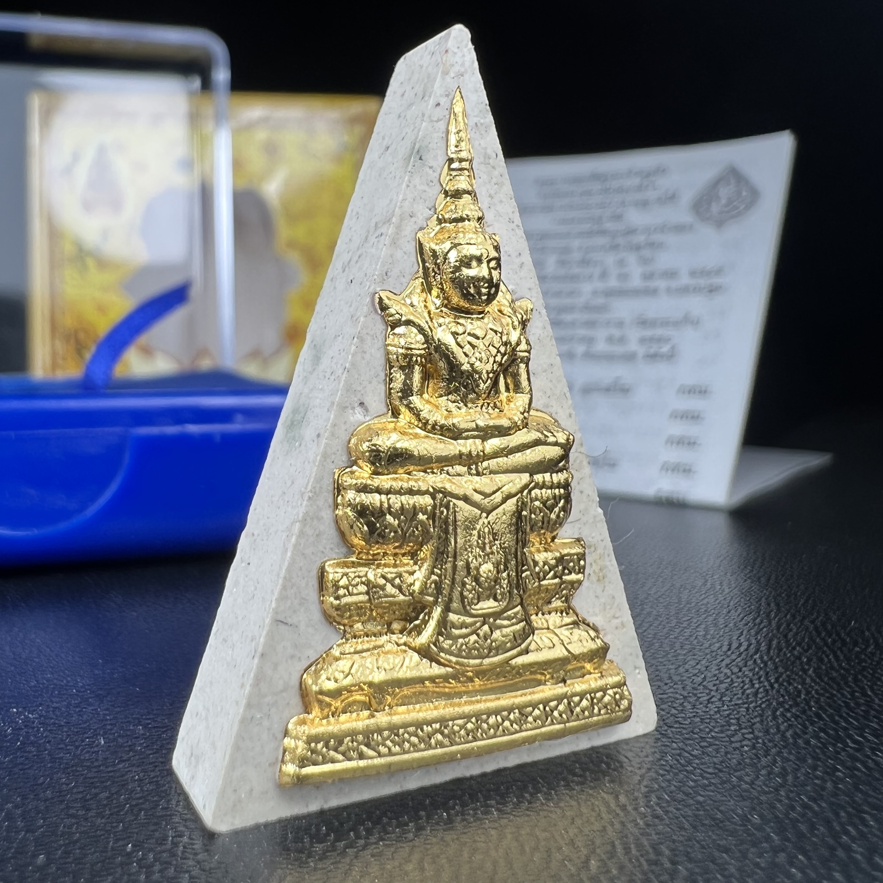 พระแก้วมรกต(จำลอง)ทรงเครื่องฤดูร้อน พระผงบูชา ด้านหน้าปิดทอง ด้านหลังตราฉลองสิริราชสมบัติครบ 60ปี เนื้อเงินขึ้นสีรุ้งธรรมชาติสร้างสรรค์งดงาม(รุ่นนี้ได้พระราชทานเส้นพระเจ้า(เส้นผม)รัชกาลที่9ในการจัดสร้าง)***องค์นี้พิเศษมองเห็นเส้นผมติดอยู่ด้านหลังชัดเจน***