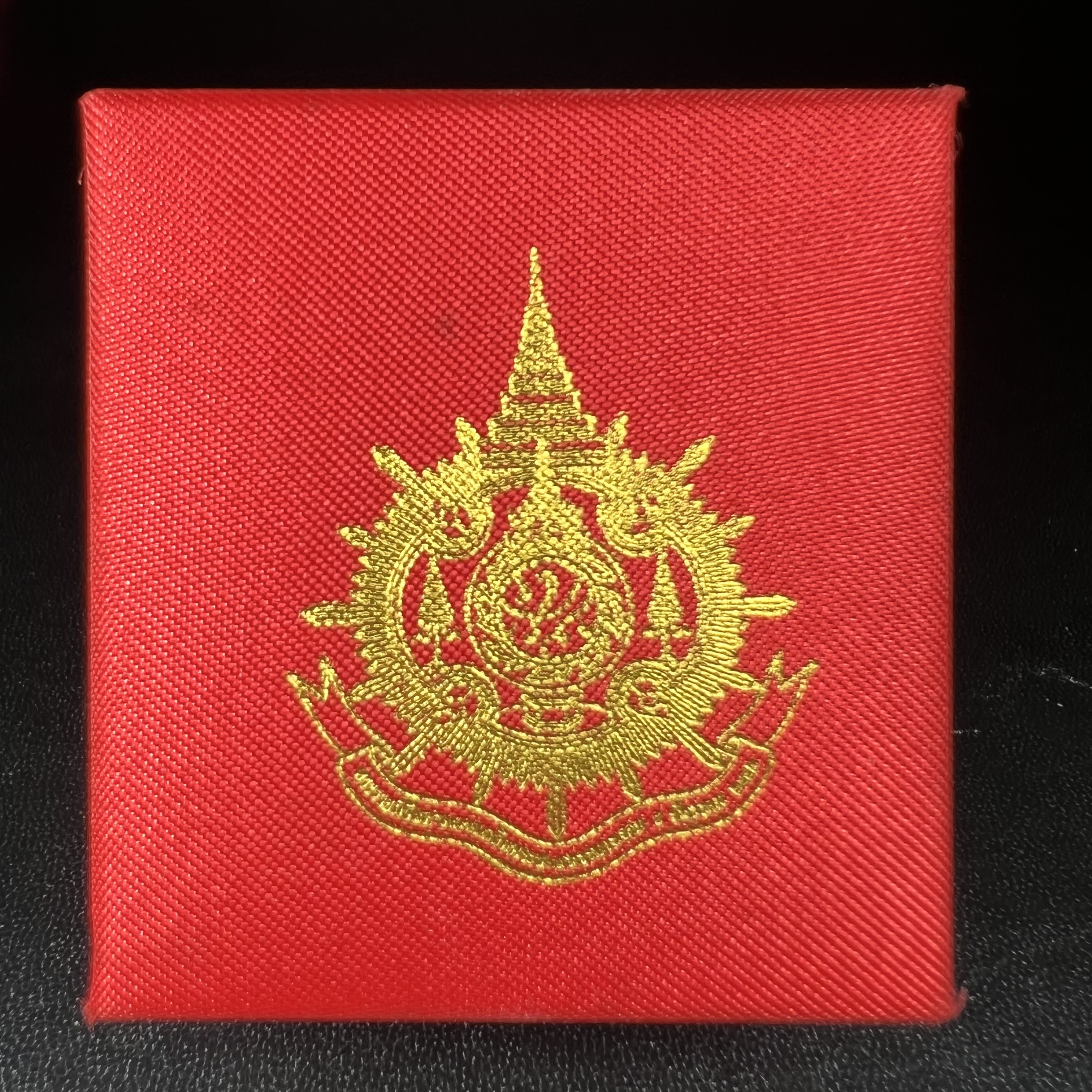 พระกริ่งไพรีพินาศ บรรจุเหล็กไหล ครั้งแรกและครั้งเดียวในประวัติศาสตร์ เฉลิมพระเกียรติ พระบาทสมเด็จพระเจ้าอยู่หัวรัชกาลที่9 พระชนมพรรษา 6 รอบ ปี2542 เนื้อสัมฤทธิ์(บรรจุเหล็กไหล)ดีนอก-ดีใน พิธีใหญ่ มวลสารเด่น(พิเศษกรรมการ ตอก 2 โค๊ต หมายเลข ๑๕๙๓)หายาก