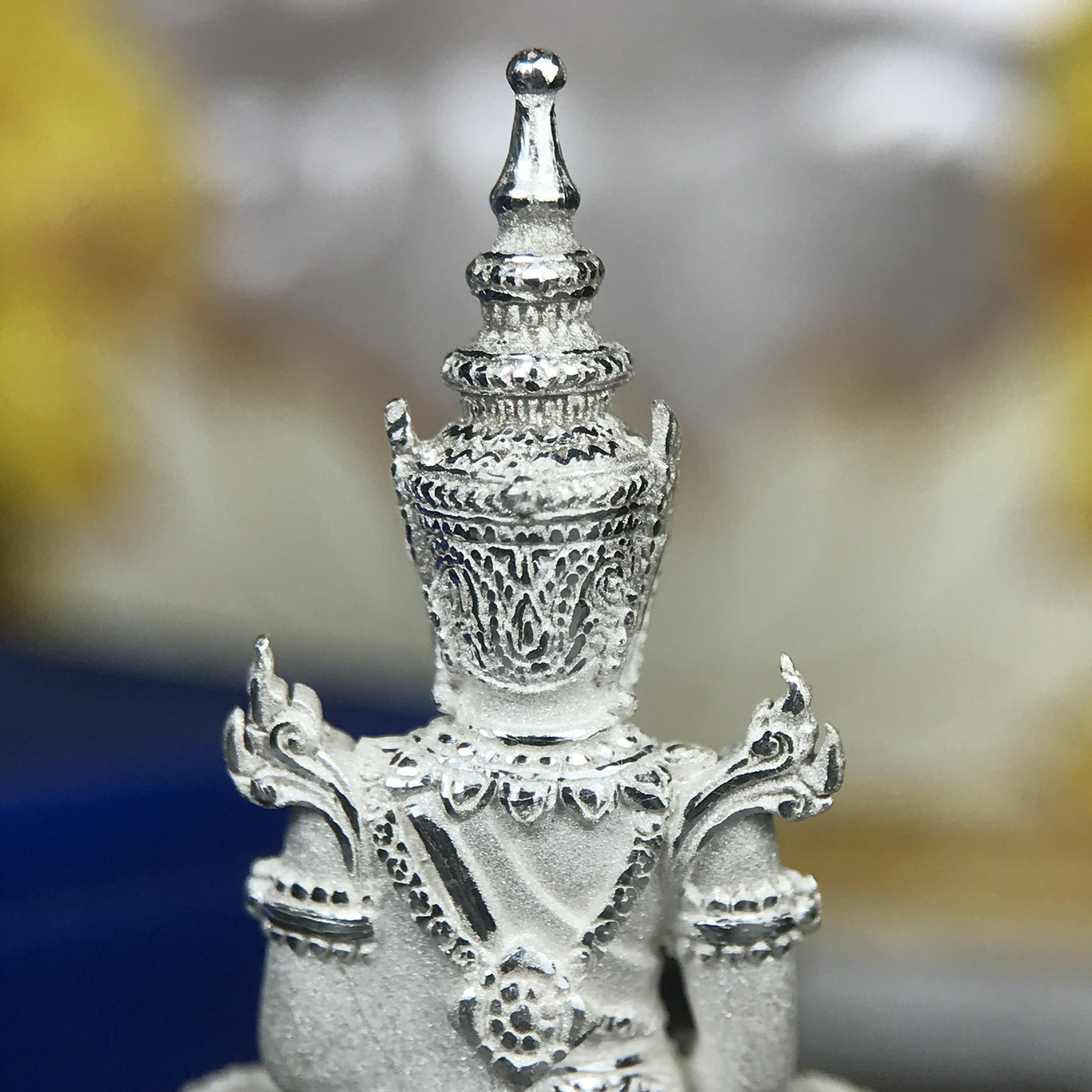 พระแก้วมรกต ทรงเครื่องฤดูร้อน พระราชทานประดิษฐานตราสัญลักษณ์ฉลองสิริราชสมบัติ ครบ 60 ปี ในหลวงรัชกาลที่ 9 พ.ศ.2549 เนื้อเงินลอยองค์พิมพ์ใหญ่ สูง 3.6 ซม. ขนาดหน้าตัก 1/2 นิ้ว (พิธีใหญ่มหาพุทธาภิเษก ณ พระอุโบสถวัดพระแก้ว เกจิอาจารย์ ทั่วประเทศ 108 รูป )