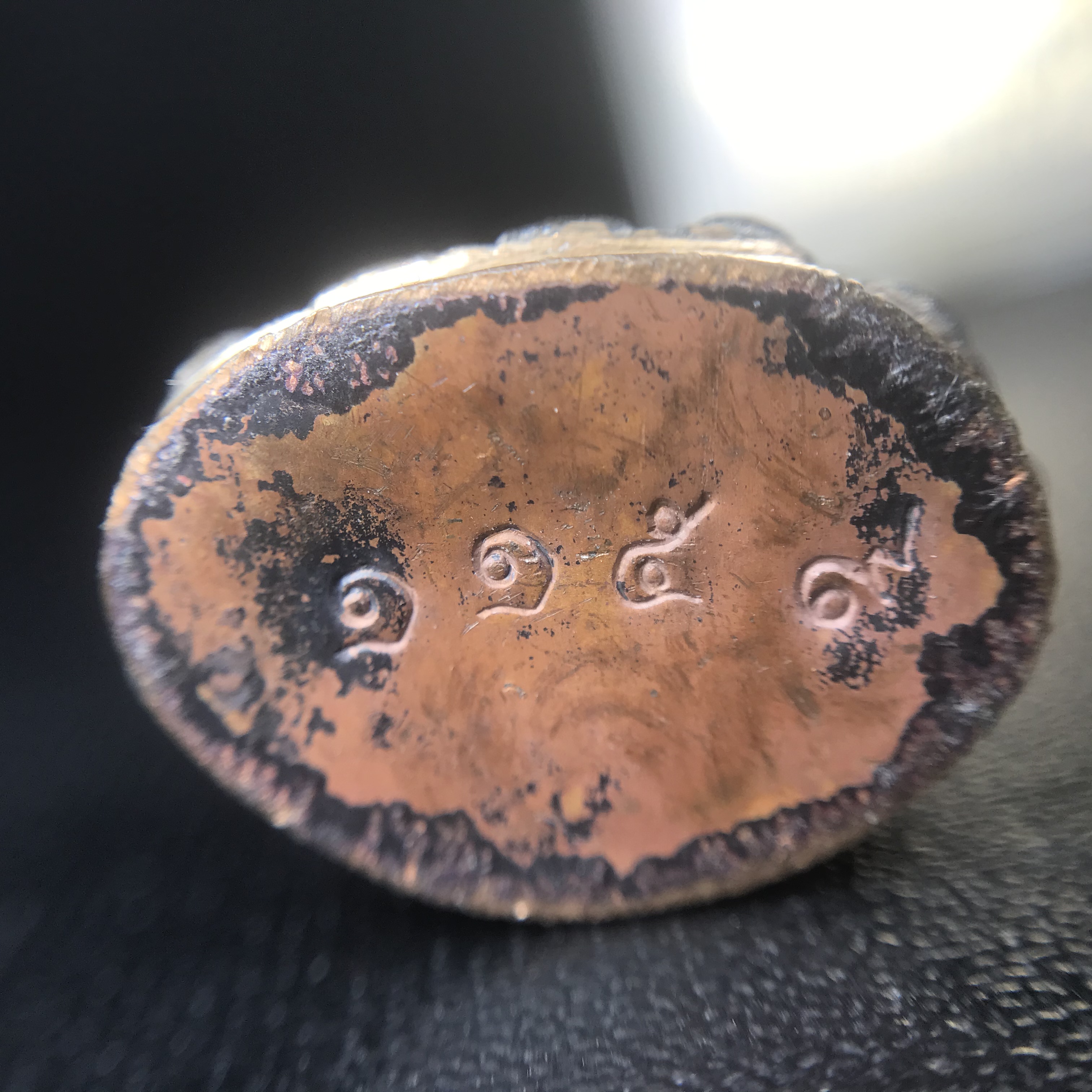 พระกริ่งชินบัญชรฉลองพระชันษา 100 ปี สมเด็จพระญาณสังวร วัดบวรนิเวศวิหาร ปี 2556 เนื้อนวโลหะผสมทองคำก้นทองแดง พิธีใหญ่ มวลสารเด่น นิยม(1 ใน 2556 องค์)