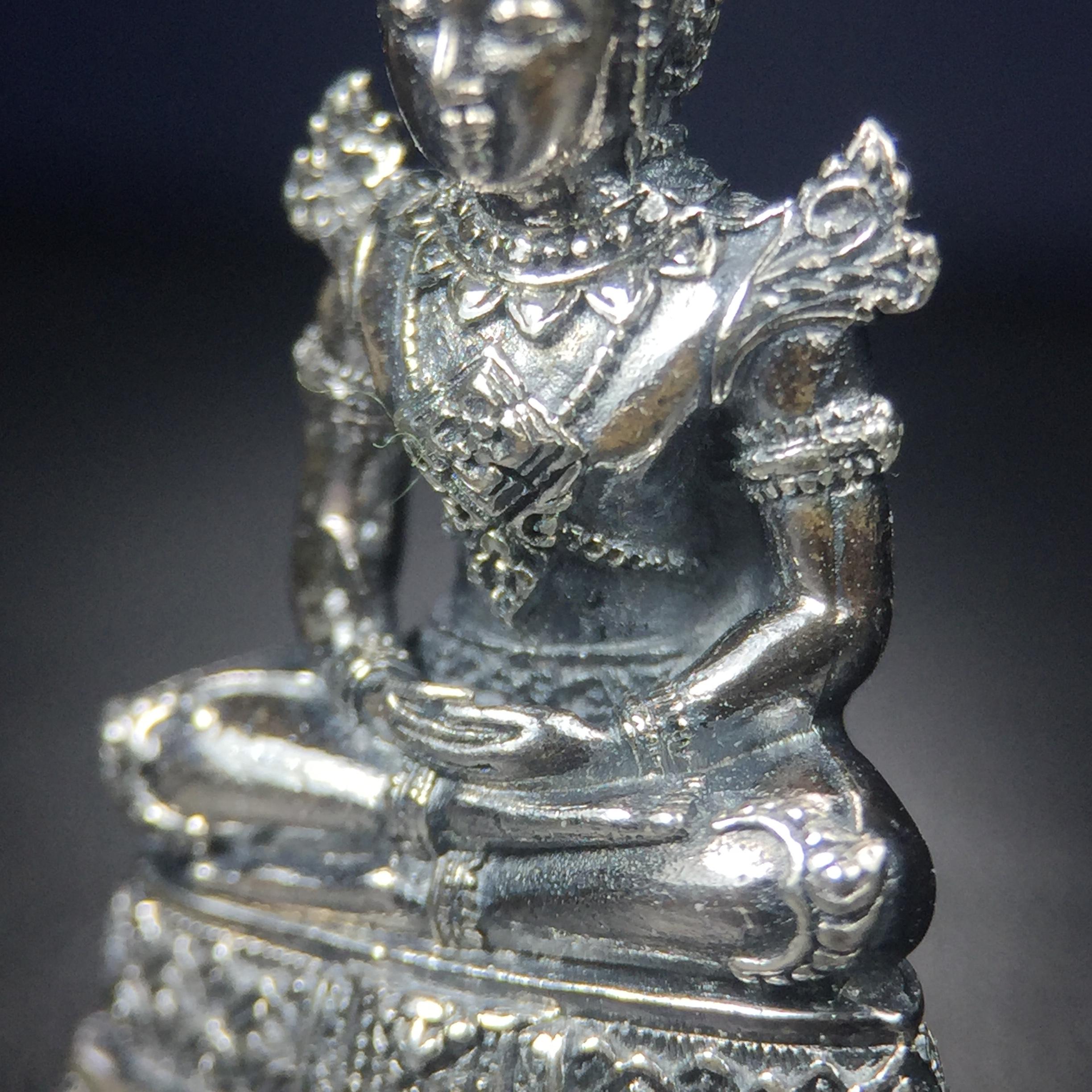 พระแก้วมรกต กรมสรรพสามิตจัดสร้างขึ้นเนื่องในโอกาสครบรอบ 64 ปีของกรมสรรพสามิต และเนื่องในวโรกาสที่พระบาทสมเด็จพระเจ้าอยู่หัวทรงครองราชย์ครบ 50 ปีในปีกาญจนาภิเษก เมื่อ พ.ศ.2539 เนื้อเงินรมดำขัดเงาพร้อมกล่องบรรจุเดิม