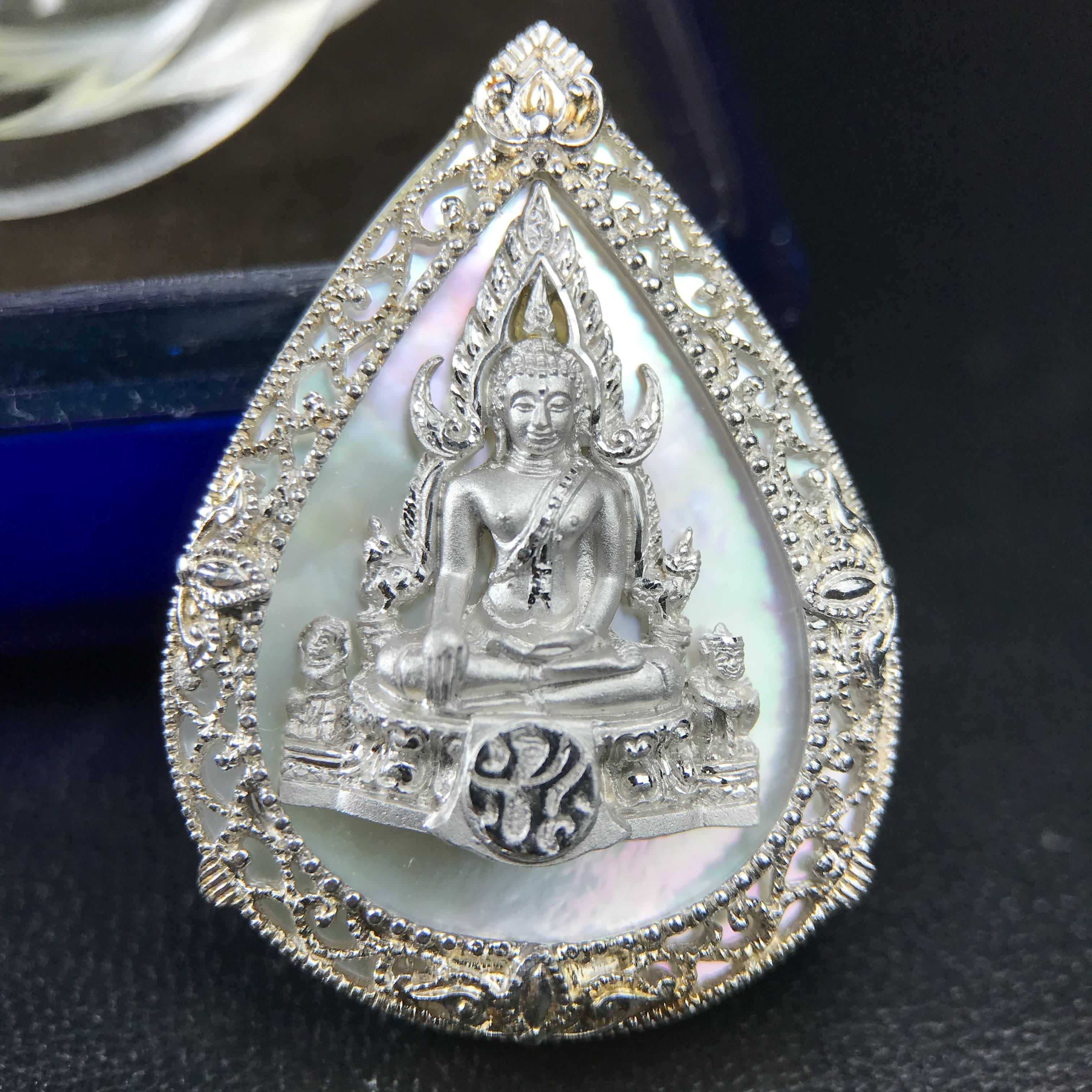 เหรียญพระพุทธชินราช ภปร. โครงการ เพราะแผ่นดินนี้คือแผ่นดินเกิด ปี 2551 รูปหยดน้ำ เนื้อเงินชุบทองคำขาว(ล้อมด้วยกรอบเงินชุบทองคำขาวสลักเสลาเป็นลวดลายละเอียดอ่อน ส่วนพื้นองค์พระเป็นเปลือกหอยมุขสวยงดงาม )(ขนาด 21 x 29 มม.) (สวยงามหายาก)1ใน5000องค์