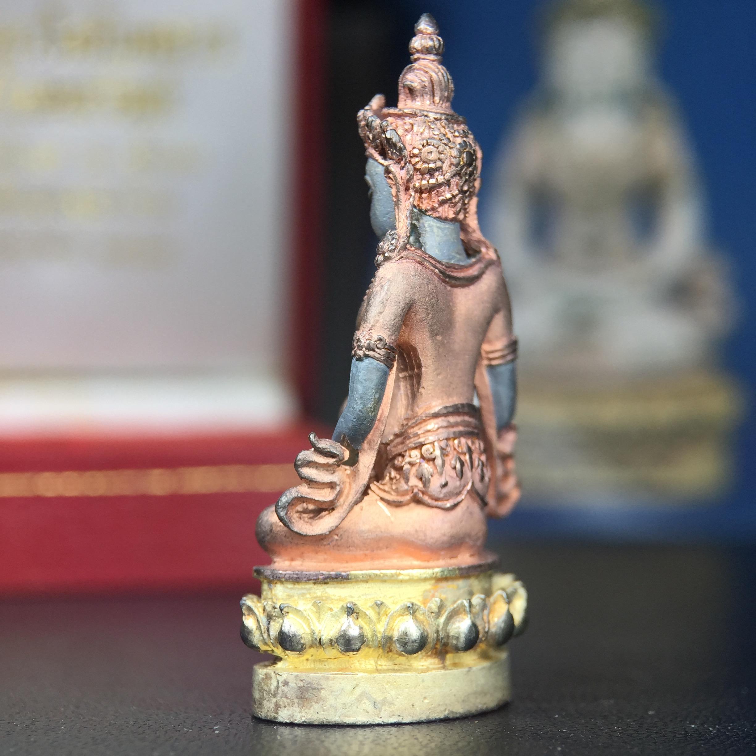 พระกริ่งอวโลกิเตศวร ( เจ้าแม่กวนอิม ) วัดโพธิ์แมนคุณาราม รุ่นอุดมโภคทรัพย์ พ.ศ.2539 เนื้อเงิน 3 กษัตริย์ พ่นทราย(ผิวเดิม ขึ้นสีรุ้งธรรมชาติ แบบนิยม เสน่ห์ของพระเนื้อเงิน) (พร้อมกล่องบรรจุการ์ดใบรับรองเดิมครบ) (อีกหนึ่งรุ่นยอดนิยม พุทธศิลป์สวยงดงาม)