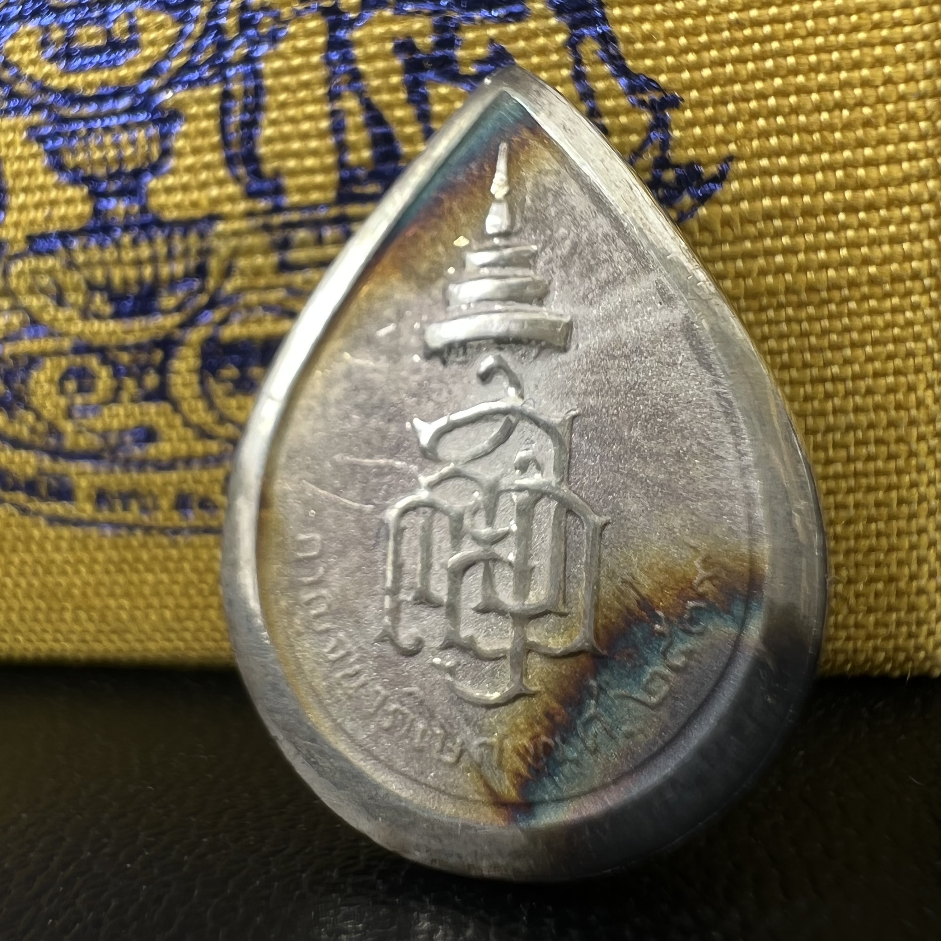 เหรียญพระพิฆเนศวร ญสส. ชุดกาญจนาภิเษกครองราชย์ 50 ปี พุทธศักราช 2538 พิมพ์เล็ก(1.9 ซม.) เนื้อเงินผิวเดิมกลับดำเข้มขลังงดงามธรรมชาติ สภาพสวยเดิมพร้อมกล่องบรรจุเดิม ตอกโค๊ดหมายเลขกำกับ(1ใน1000องค์)