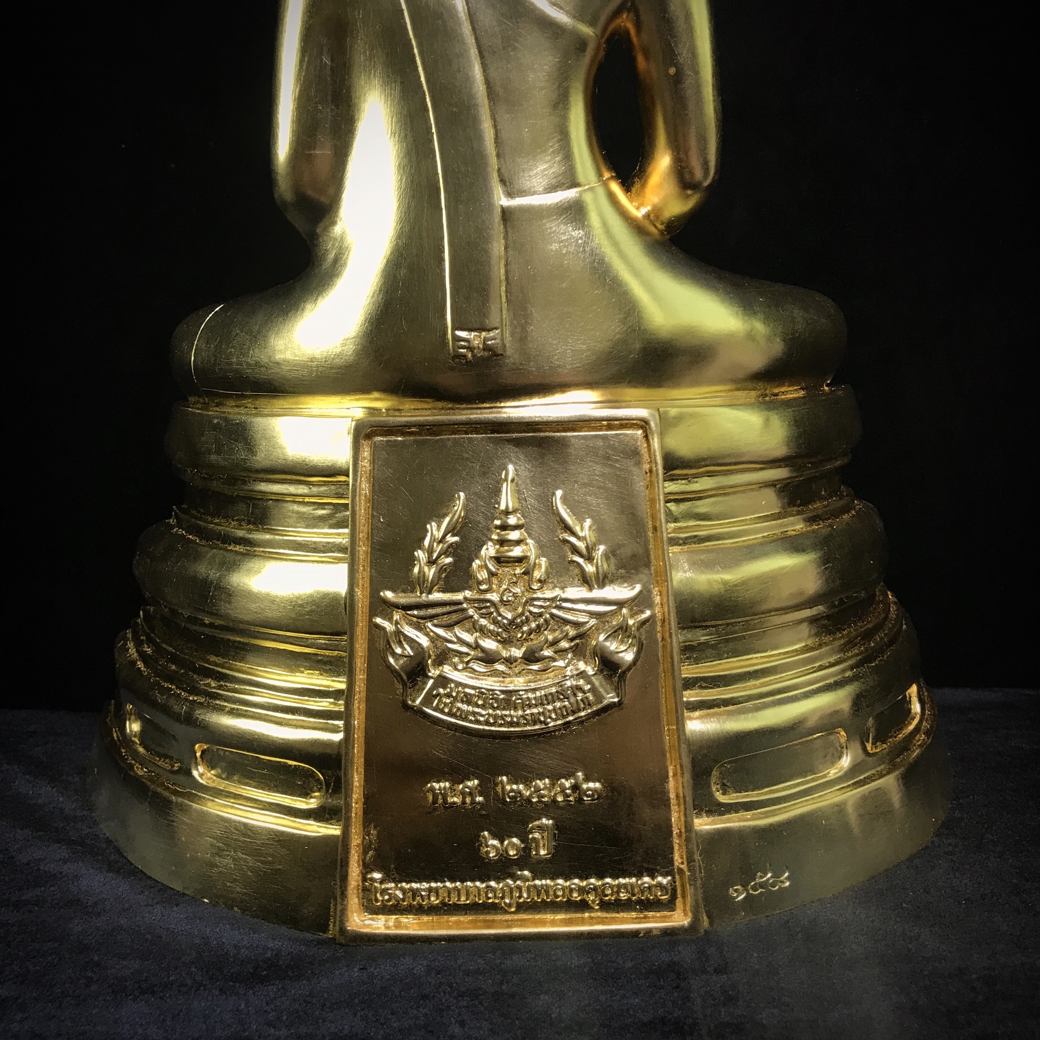 พระพุทธโสธร ทองประทาน คุ้มเกล้าฯ ปวงประชา ภปร.(ใต้ร่มพระบารมี คุ้มเกล้า) 60ปี โรงพยาบาลภูมิพลฯ พ.ศ.2552 เนื้อโลหะบรอนซ์ ลงรักปิดทอง(ขนาดบูชาหน้าตัก 9 นิ้ว)บรรจุมวลสาร“ทองคำศักดิ์สิทธิ์”ที่ปิดองค์หลวงพ่อมากว่า 100 ปี ตอกโค๊ดหมายเลข ๑๕๘(1 ใน 2000 องค์)หายาก