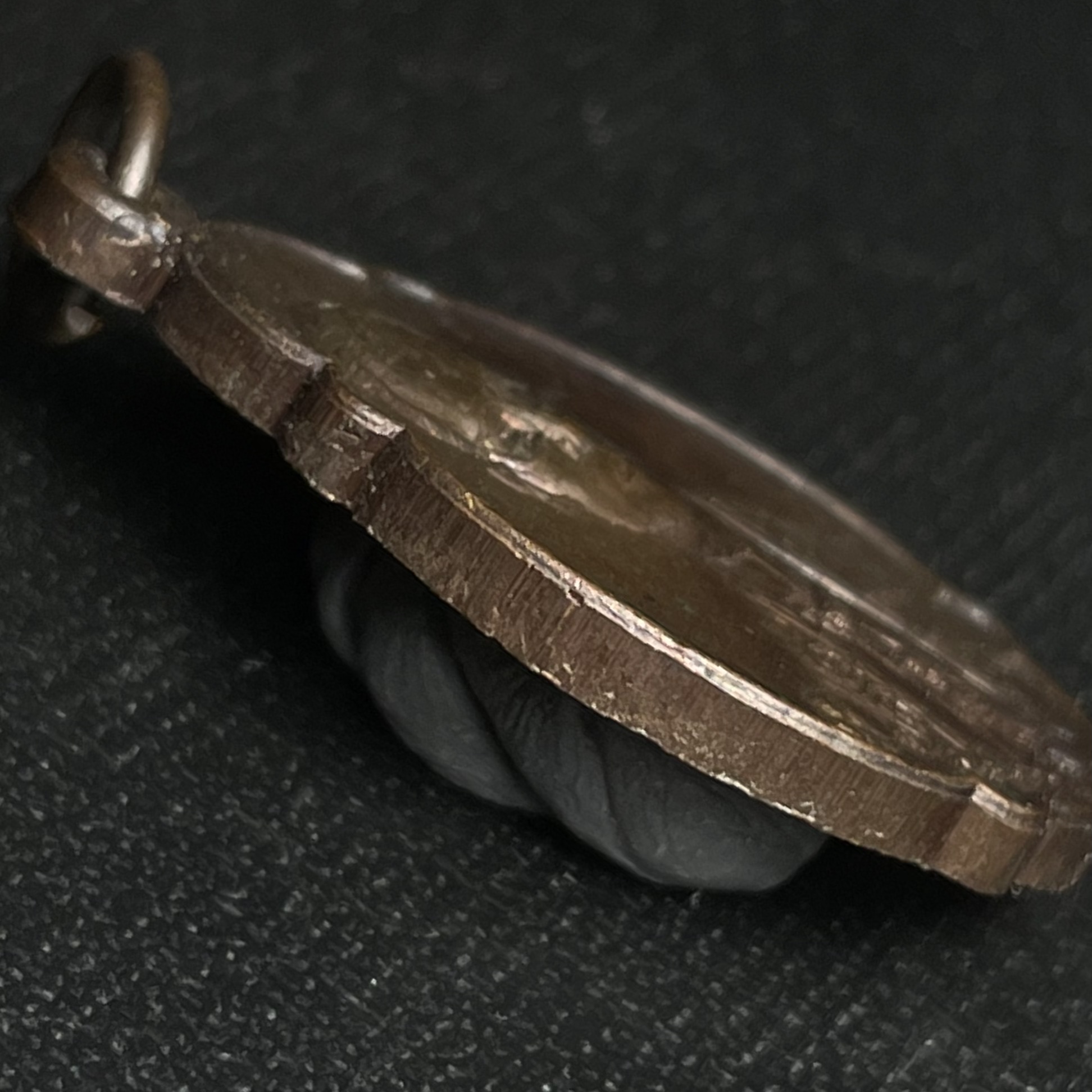 เหรียญ ร.9 ทรงเฉลิมพระชนมพรรษาครบ 4 รอบ ปี2518 (เนื้อทองแดงบล็อกวงเดือนล่างหายากนิยมที่สุดในรุ่น)(พิธีใหญ่)(รุ่นยอดนิยม เหรียญหลักที่ต้องมี เกจิดังในยุคร่วมปลุกเสก)