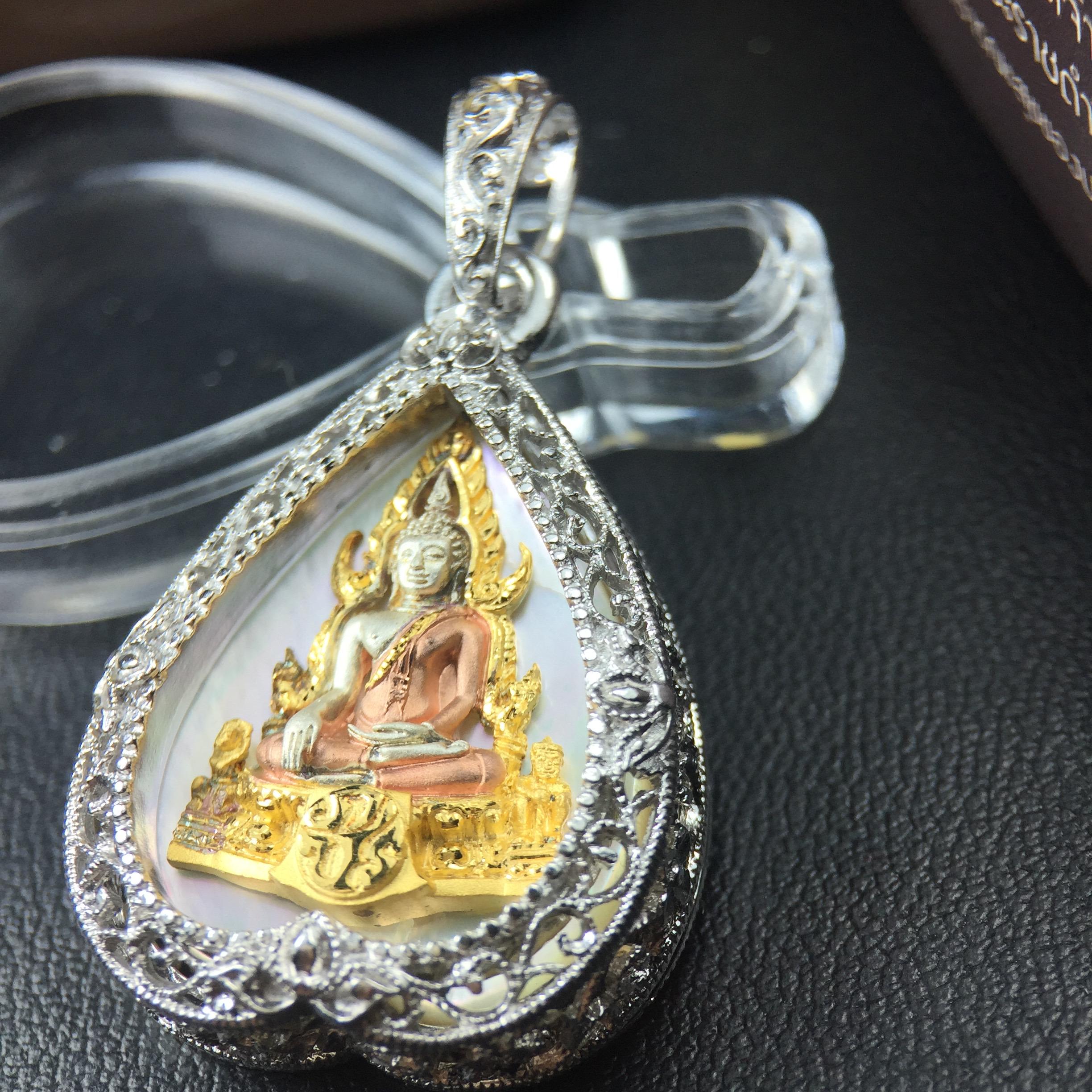 พระพุทธชินราช ภปร. โครงการ "เพราะแผ่นดินนี้ คือ แผ่นดินเกิด" ปี2548(รุ่นแรก) เหรียญทรงใบโพธิ์ ขนาด 21 x 29 มม. เนื้อเงินสามกษัตริย์ องค์พระชุบสามกษัตริย์ ล้อมด้วยกรอบเงินชุบทองคำขาวสลักเสลาเป็นลวดลายละเอียดอ่อน ส่วนพื้นองค์พระเป็นเปลือกหอยมุข