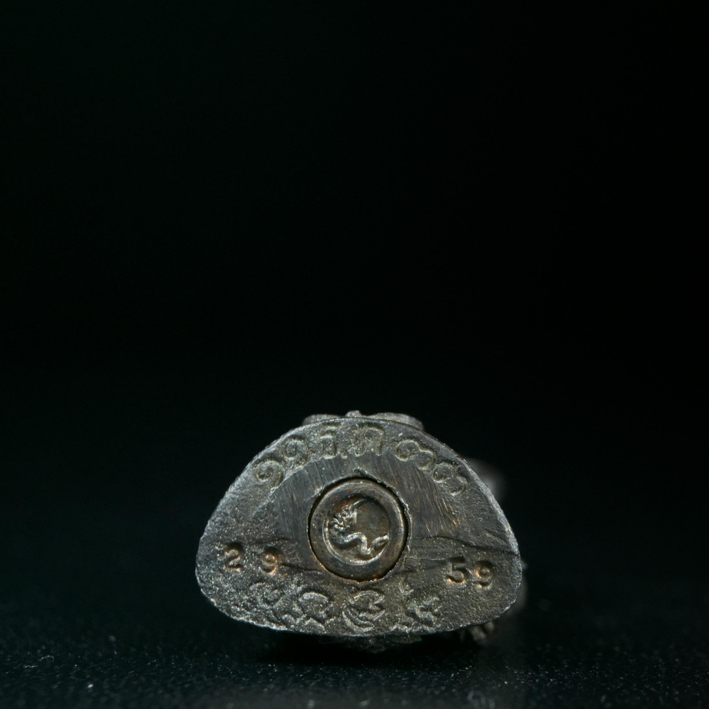 พระกริ่งปรมานุชิตชิโนรส วัดพระเชตุพนวิมลมังคลาราม(วัดโพธิ์) ปี2533 เนื้อนวโลหะ ( ในหลวงรัชกาลที่9เสด็จเททอง)พิธีใหญ่ งดงามด้วยพุทธศิลป์เปี่ยมด้วยพุทธคุณ อีกหนึ่งรุ่นที่แนะนำสะสมบูชา