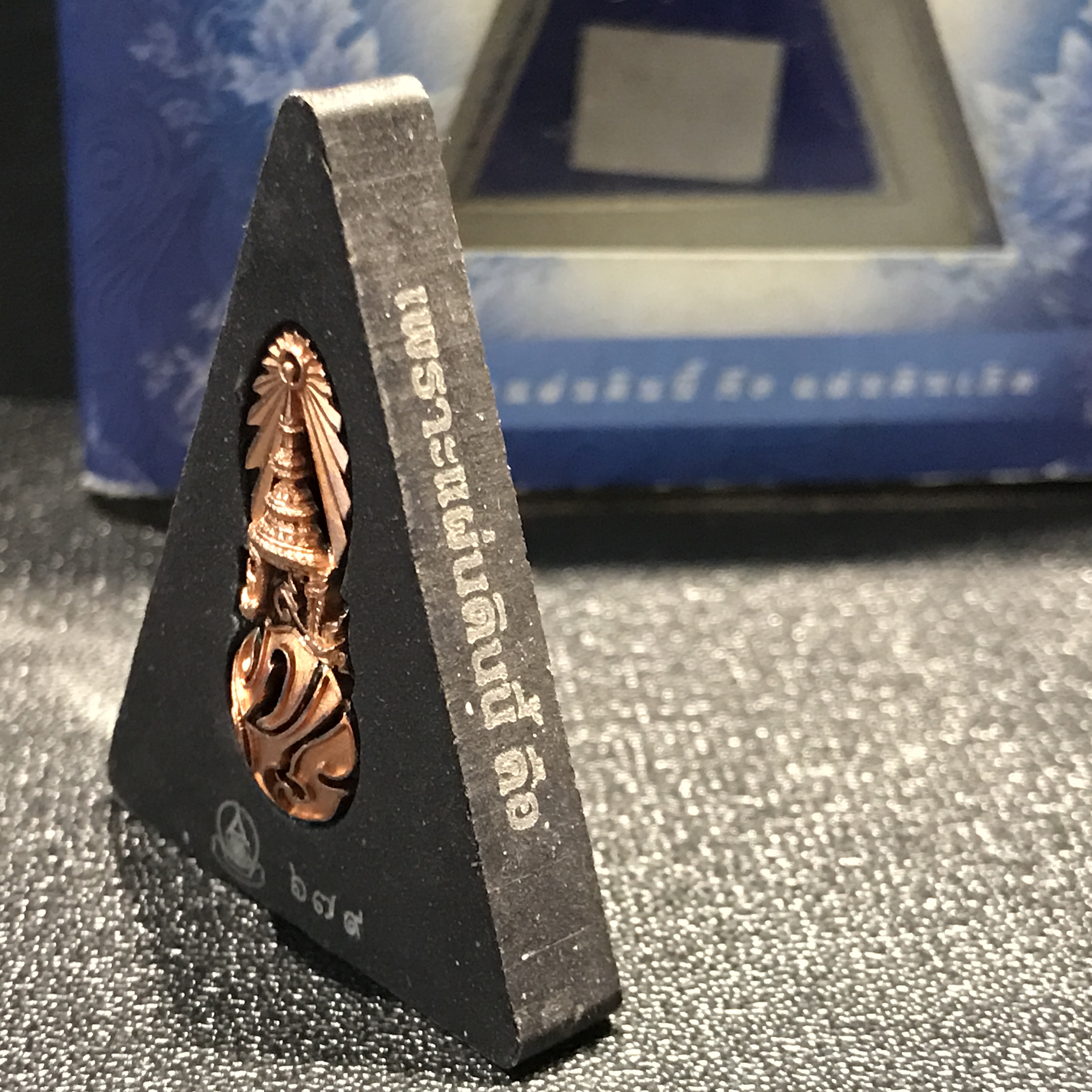 พระพุทธชินราช ภปรโครงการ เพราะแผ่นดินนี้คือแผ่นดินเกิด เนื้อผง ด้านหน้าปิดทอง หลัง ภ.ป.ร. ทองแดง ปี2551 มวลสารเส้นพระเจ้า (เส้นผม) ของพระบาทสมเด็จพระเจ้าอยู่หัวรัชกาลที่9