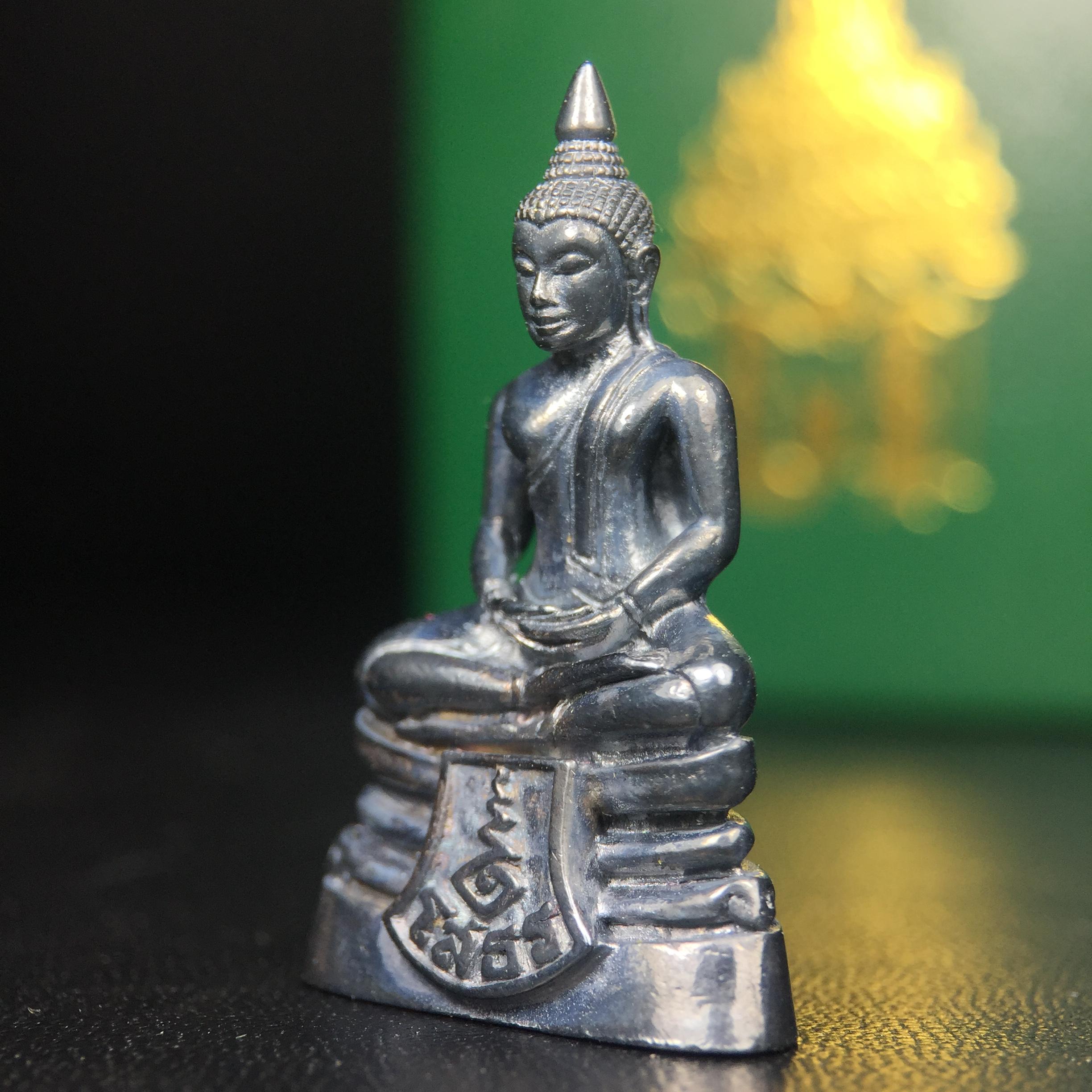 พระพุทธโสธร รุ่น กศก. 120 ปี เนื่องในโอกาสครบ 120 ปี กรมศุลกากร กระทรวงการคลัง จัดสร้าง ปี 2537 เนื้อเงินบริสุทธิ์ 99.9% ผิวขัดเงาลงดำ(งานบริษัท แพรนด้า จิวเวลรี่)สวยงดงาม ทรงคุณค่า