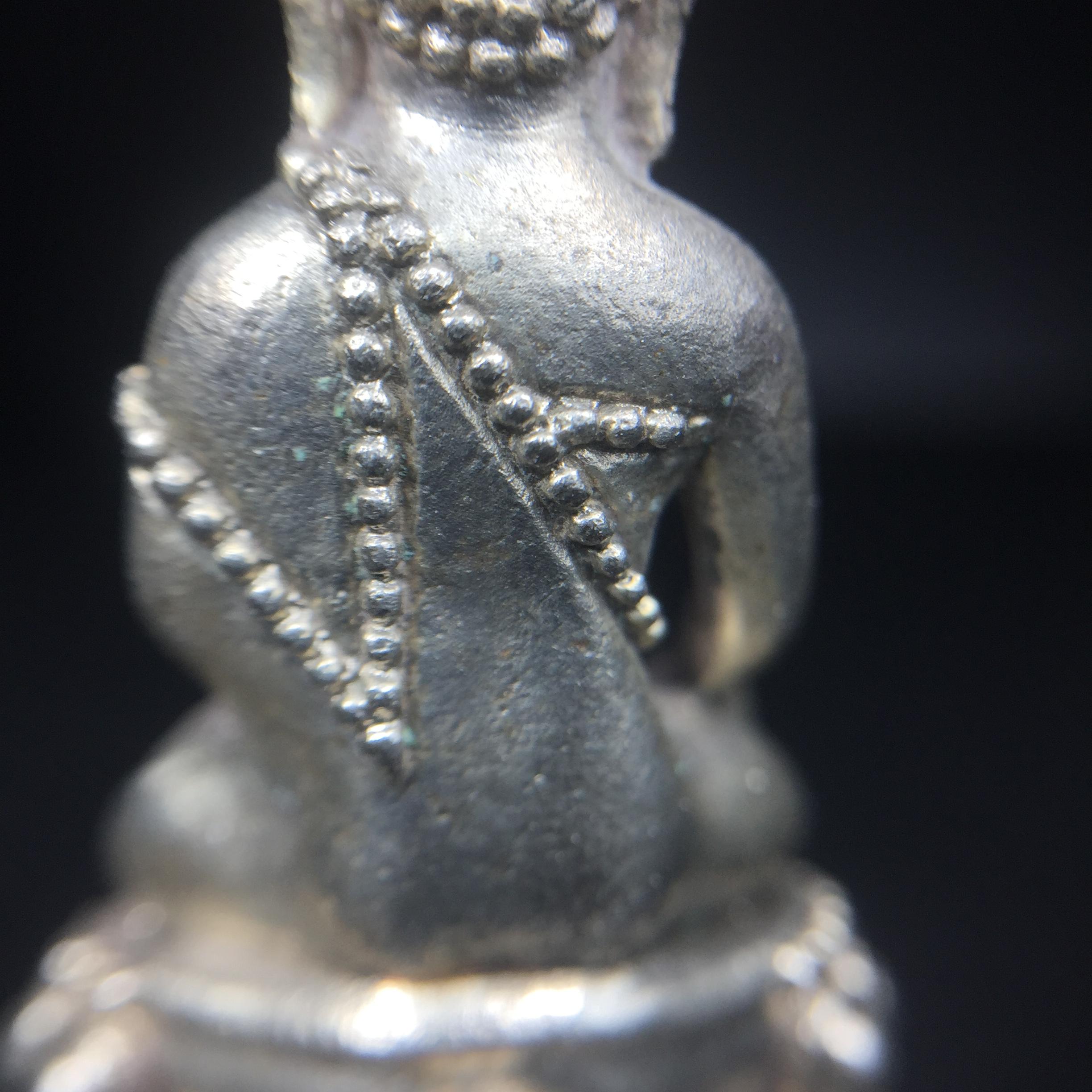 พระกริ่งศิรากาศ ภปร.(วัตถุมงคล"คุ้มเกล้าฯ") โรงพยาบาลภูมิพล เนื้อเงินพิมพ์หน้าไทย (ในหลวงรัชกาลที่9เสด็จเททอง)(พิธีใหญ่)(นิยม)