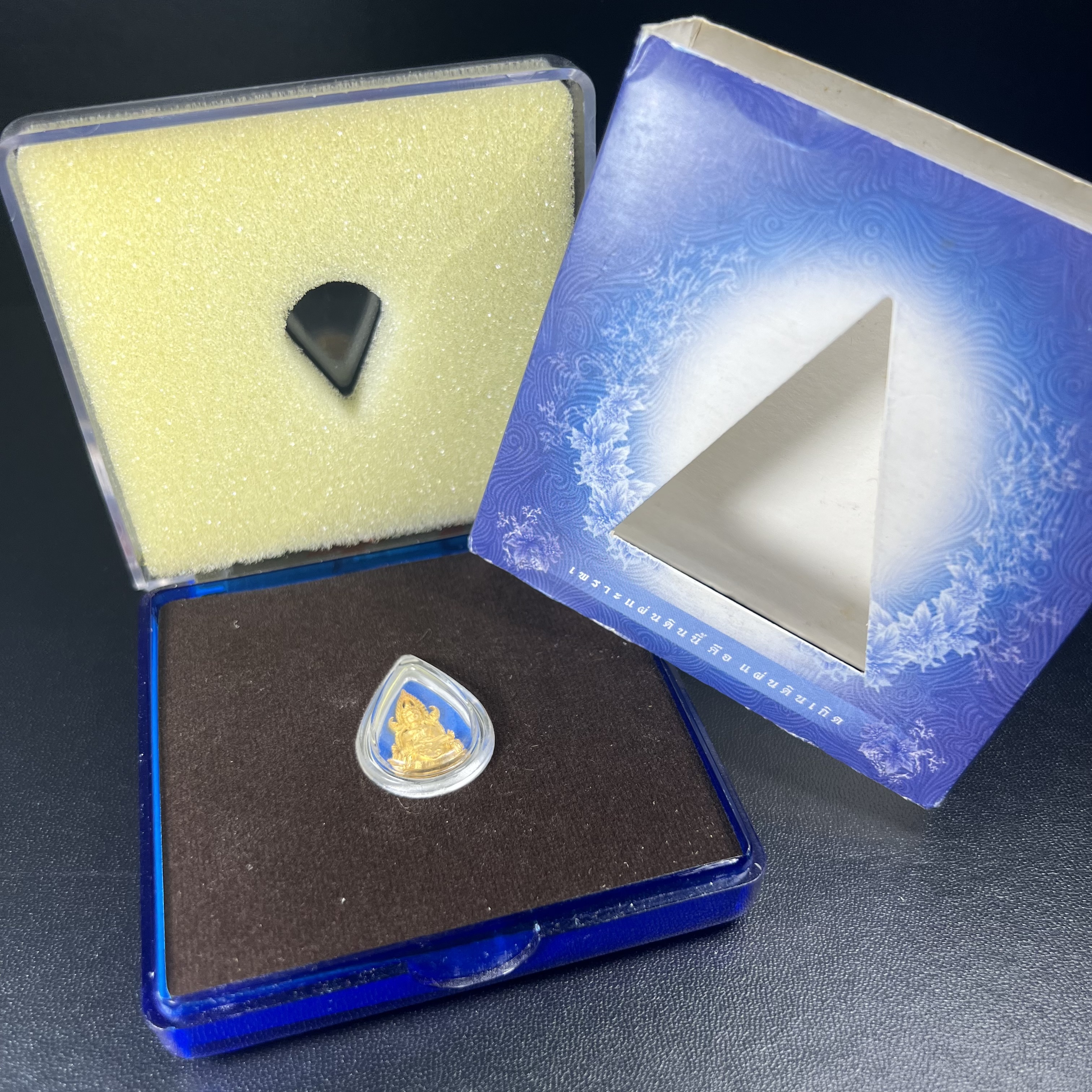 พระพุทธชินราช ภปร. โครงการ เพราะแผ่นดินนี้คือแผ่นดินเกิด ปี2551 เนื้อทองคำ 96.5%(น้ำหนัก 2.6 กรัม) ขนาดหน้าตัก1/4นิ้ว (สวยงามทรงคุณค่าหายาก)1 ใน 5000องค์