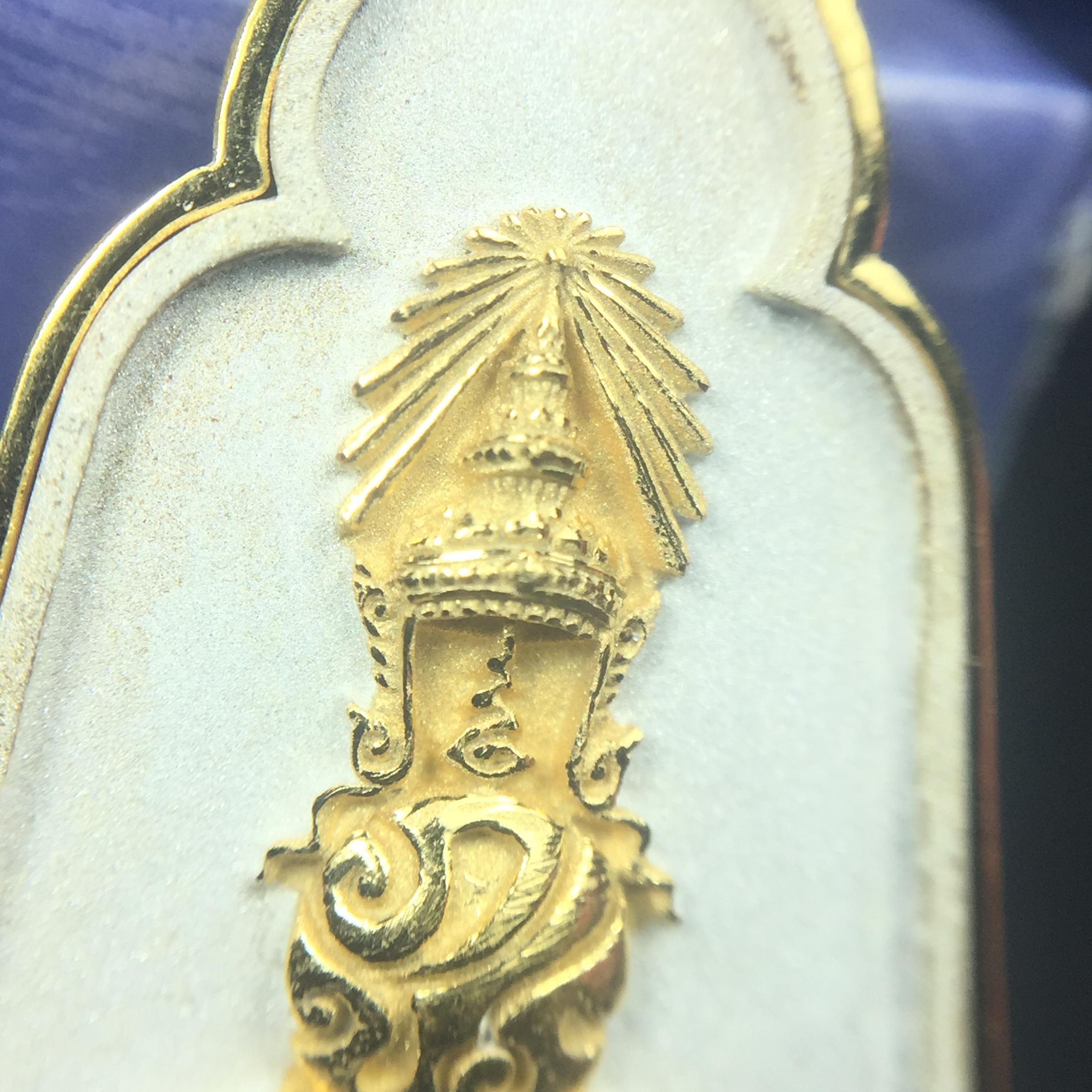 พระแก้วมรกต ภปร. ปี2547 จัดสร้างโดย รพ.ภูมิพลฯ เนื้อเงิน(3 กษัตริย์) เหรียญทรงซุ้ม(1ใน3000องค์)