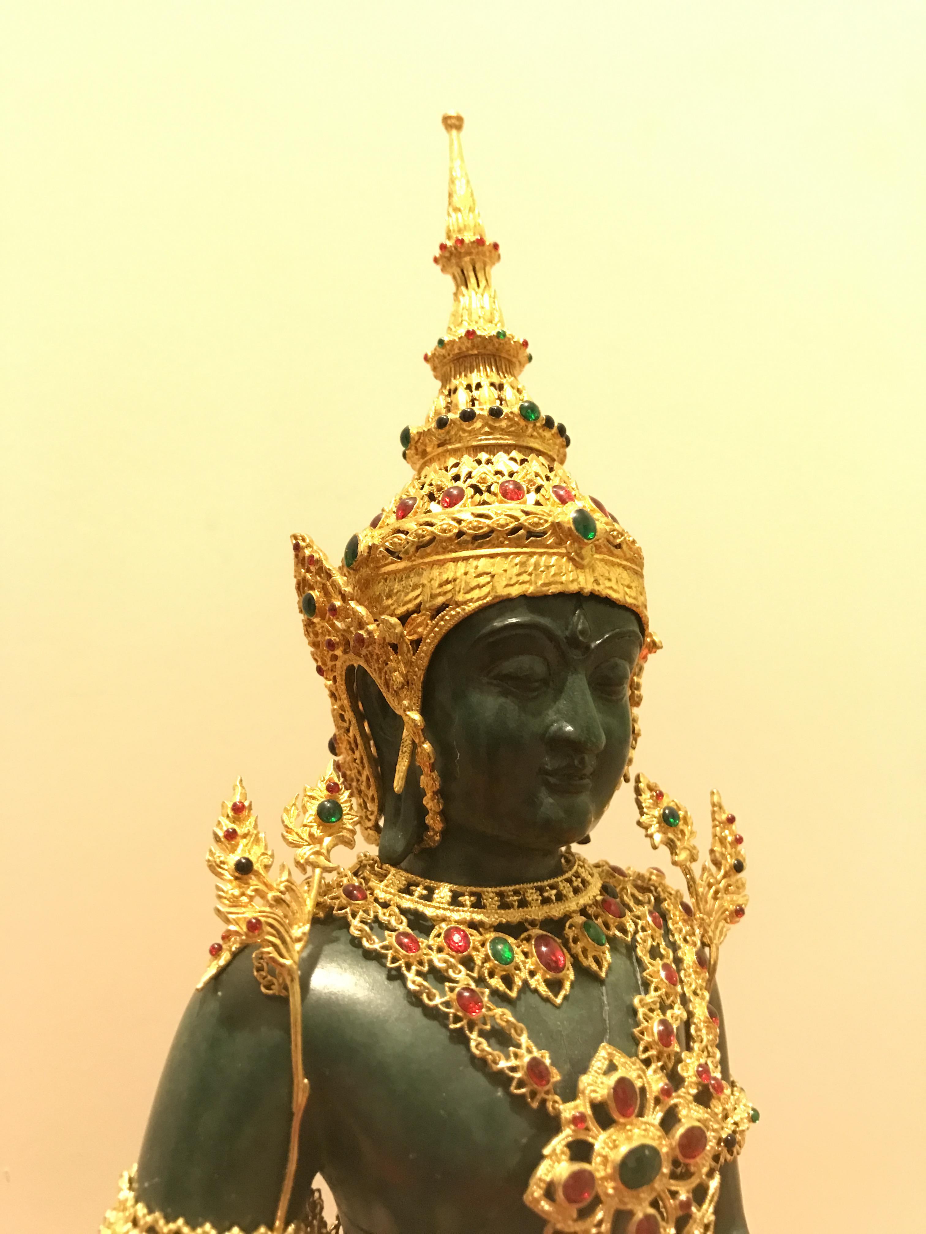 พระพุทธมหามณีรัตนปฏิมากร จำลอง (พระแก้วมรกต) ขนาดบูชาหน้าตัก 5 นิ้ว ตราสัญลักษณ์ ภ.ป.ร. รุ่นแรก ปี2547 เนื้อนวโลหะเคลือบสีเขียว(เครื่องทรงนวโลหะชุบทองไมครอน)