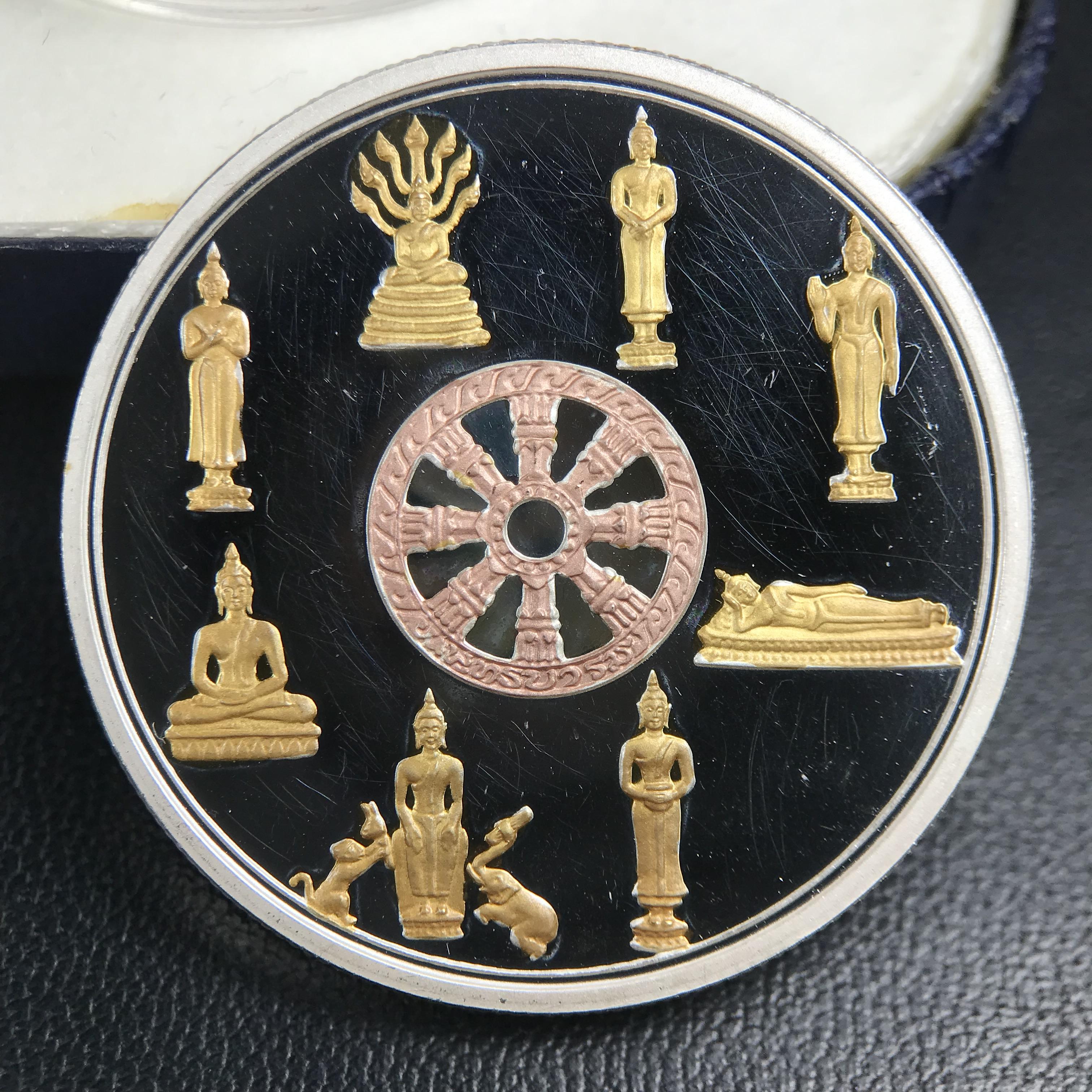 เหรียญพระแก้วมรกต พระพุทธชินราช พระพุทธโสธร รุ่นพุทธบารมี ปี 2540 เนื้อเงินขัดเงา 99.9% ชุบ 3 กษัตริย์ พร้อมกล่องและใบรับรองเดิม พิธีพุทธาภิเษก 2 พิธีมหามงคล(พระพุทธคู่บ้านคู่เมือง รูปแบบเหรียญสวยงดงามมาก พิธีใหญ่ เป็นที่นิยม)สร้างน้อยหายาก 1 ใน500 เหรียญ