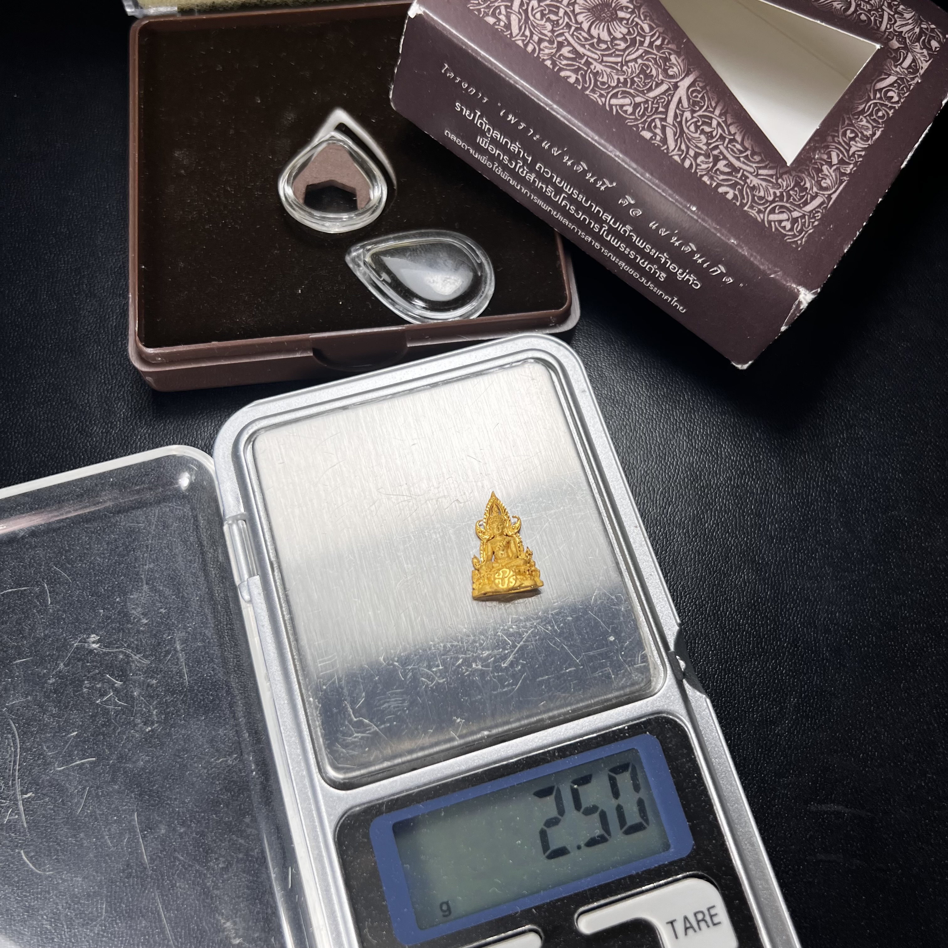 พระพุทธชินราช ภปร. โครงการ "เพราะแผ่นดินนี้ คือ แผ่นดินเกิด" ปี 2548(รุ่นแรก) ลอยองค์เนื้อทองคำบริสุทธิ์ 96.5% (น้ำหนัก 2.5 กรัม) หน้าตัก 1/4 นิ้ว (ขนาด 1.6 x1.1 ซม.) พุทธศิลป์งดงามทรงคุณค่า รุ่นยอดนิยม