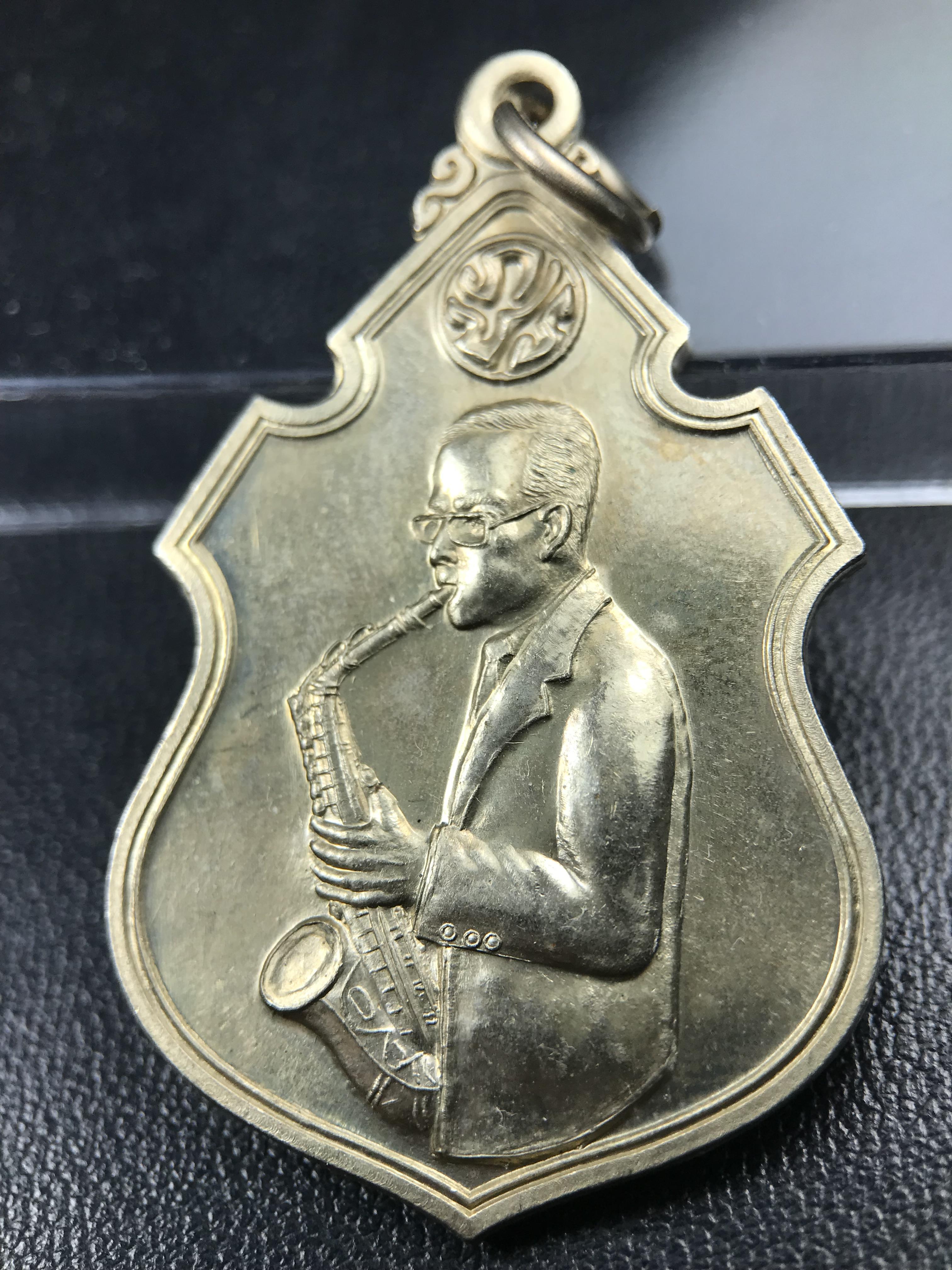 เหรียญครอบครูช่างหลวง(ในหลวงทรงดนตรี) เนื้ออัลปาก้า ปี 2550(หายาก)สุดยอดแห่งความหายากมีหมุนเวียนให้เห็นน้อยมากเป็นอีกหนึ่งรุ่นยอดนิยมของเสด็จพ่อร.9เหรียญนี้สวยมากผิวน้ำทองทั่วทั้งเหรียญ