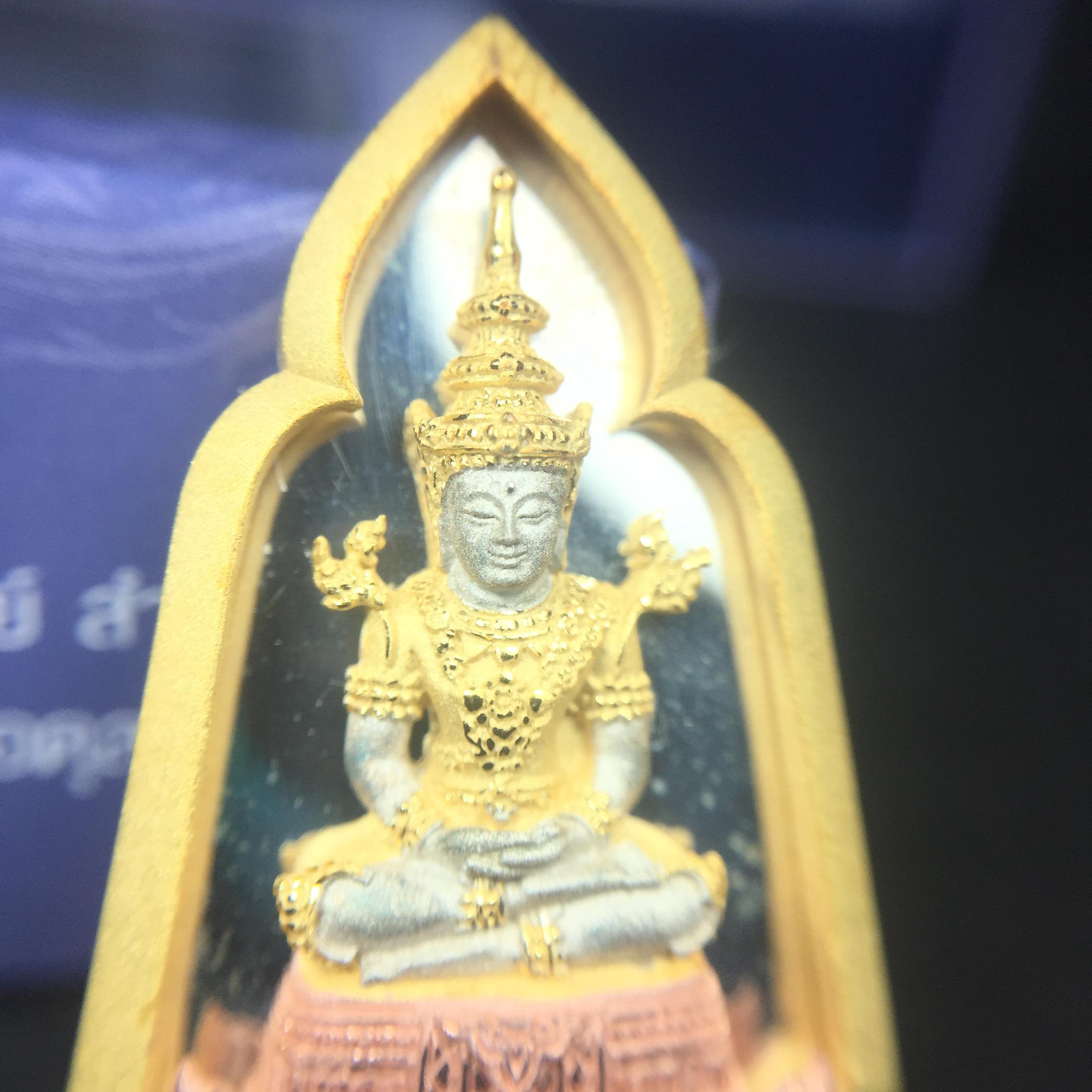 พระแก้วมรกต ภปร. ปี2547 จัดสร้างโดย รพ.ภูมิพลฯ เนื้อเงิน(3 กษัตริย์) เหรียญทรงซุ้ม(1ใน3000องค์)