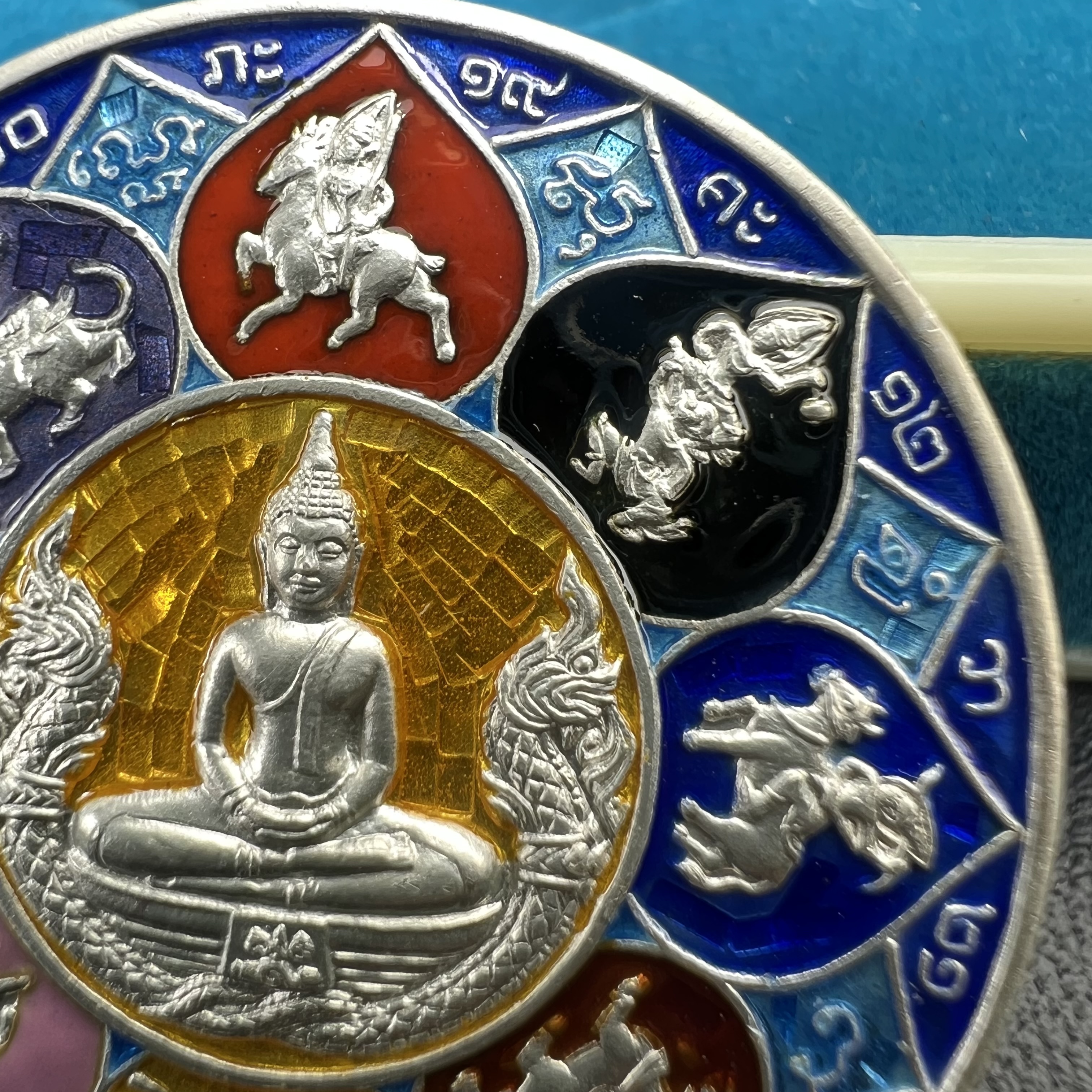 เหรียญหลวงพ่อโสธร รุ่นดวงชะตาคู่ชีวิต พิธีมหาจักรพรรดิตราธิราชครั้งยิ่งใหญ่ พิธีสวดนพเคราะห์เพื่อความเป็นสิริมงคล ปี 2547 ณ พระอุโบสถวัดโสธรวรารามวรวิหาร จ.ฉะเชิงเทรา เนื้อเงินลงยาราชาวดี ขนาด 3.2 ซม.พร้อมกล่องบรรจุเดิมสภาพสวยครบสมบูรณ์